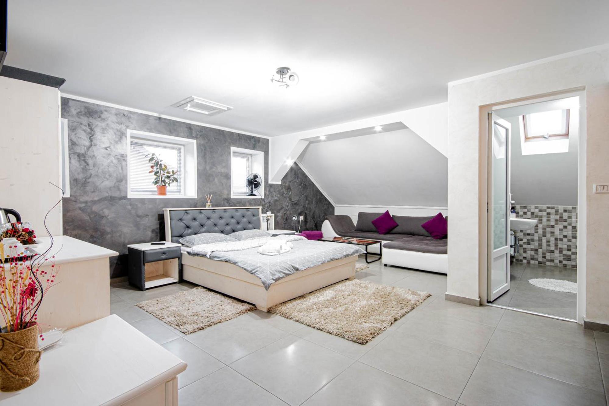 Deluxe Double Room (2 Adults + 1 Child) photo 1