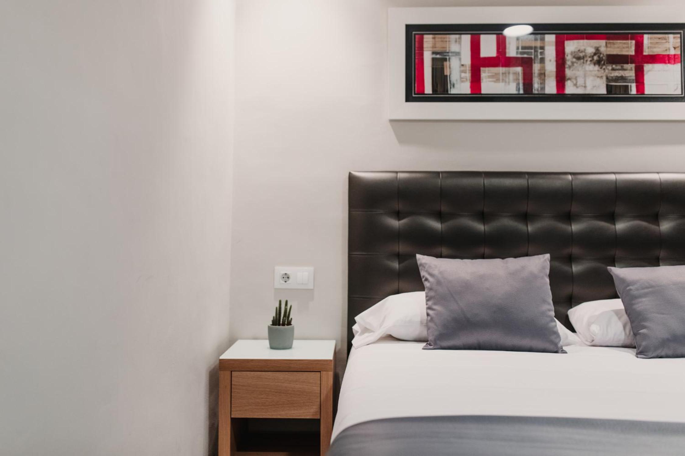 Superior One-Bedroom Apartment - Photo 2
