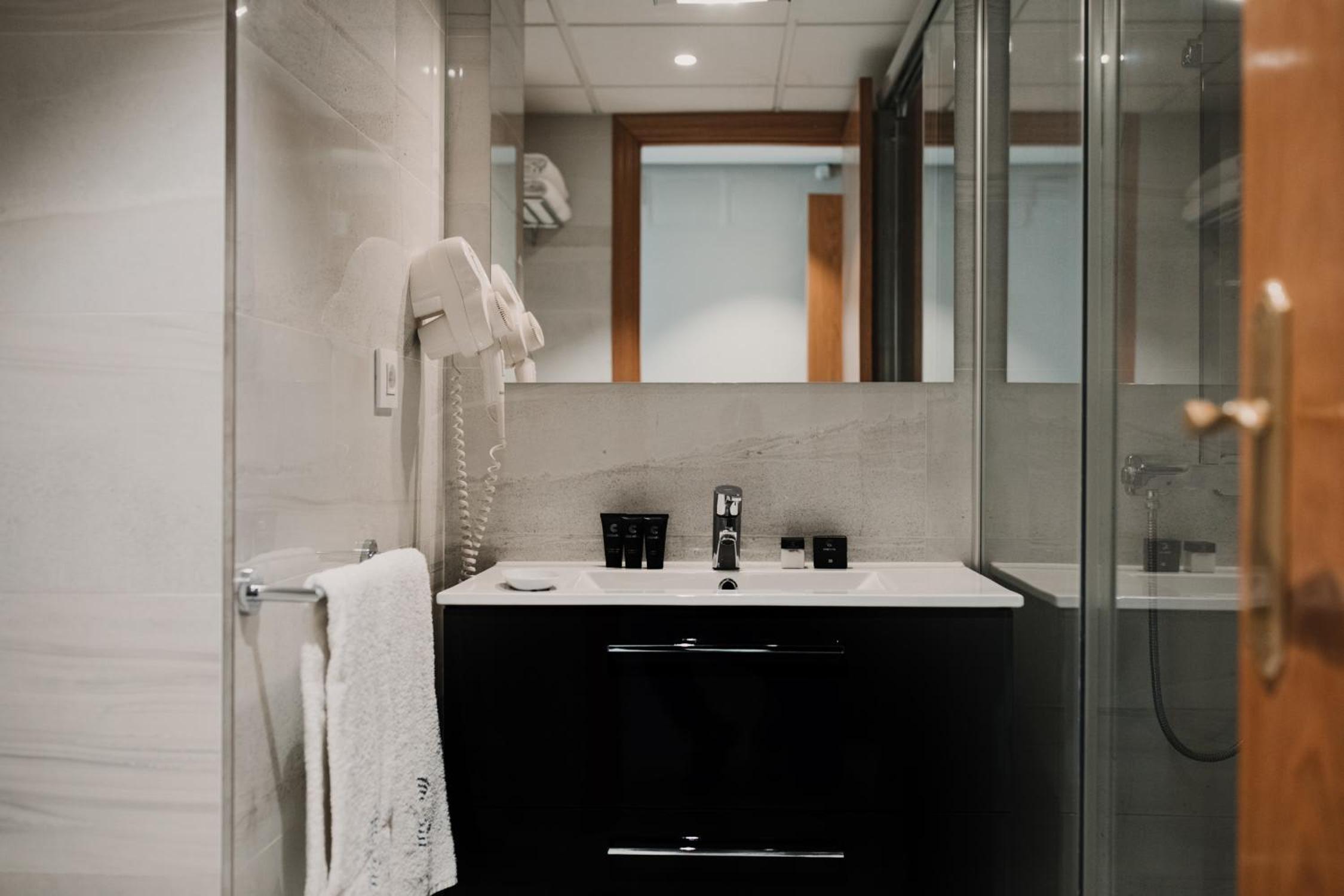 Superior One-Bedroom Apartment - Photo 3