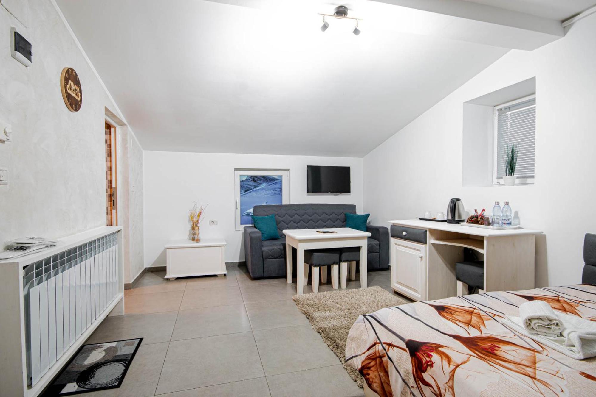 Double Room - Photo 2