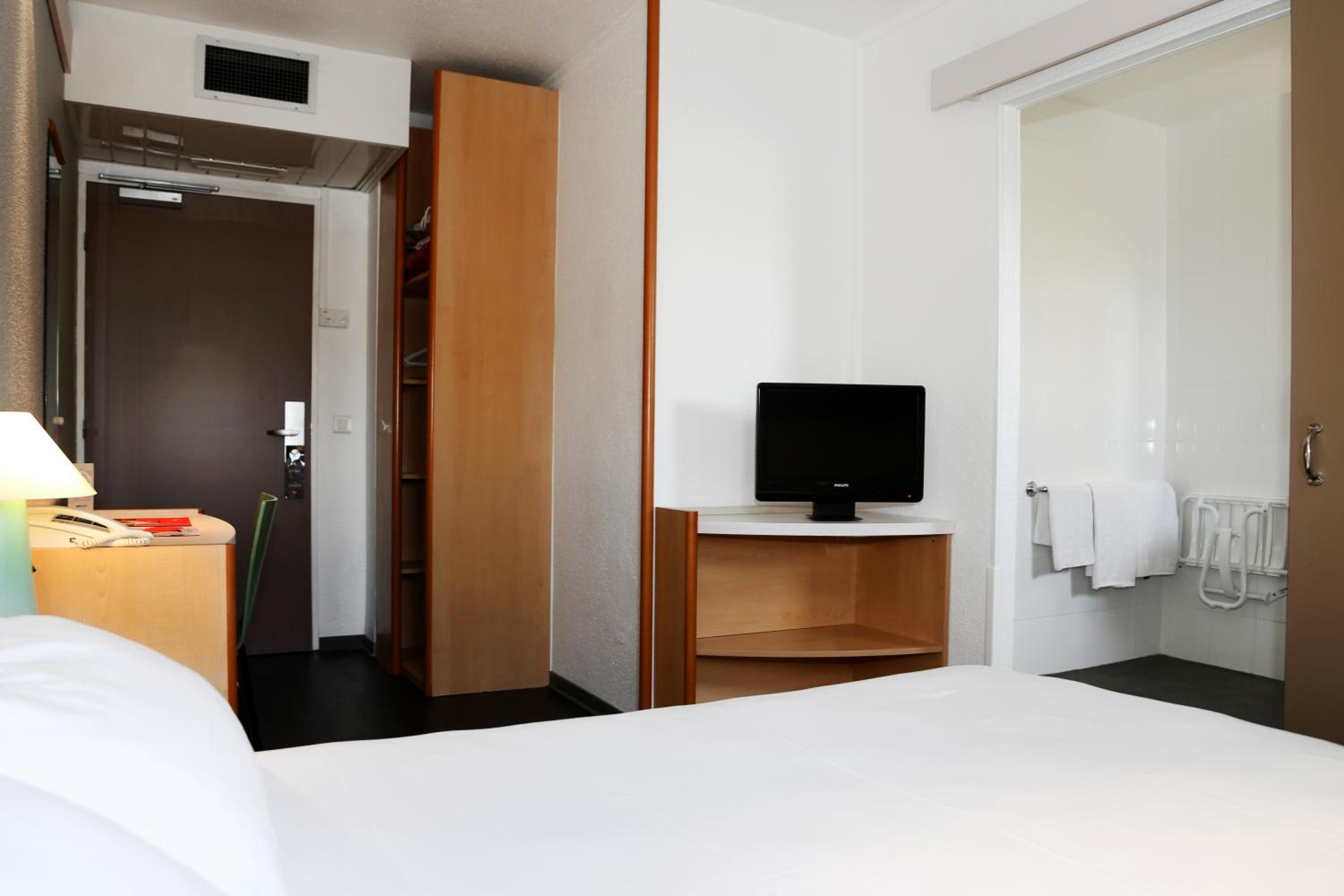 Standard Double Room - Photo 8
