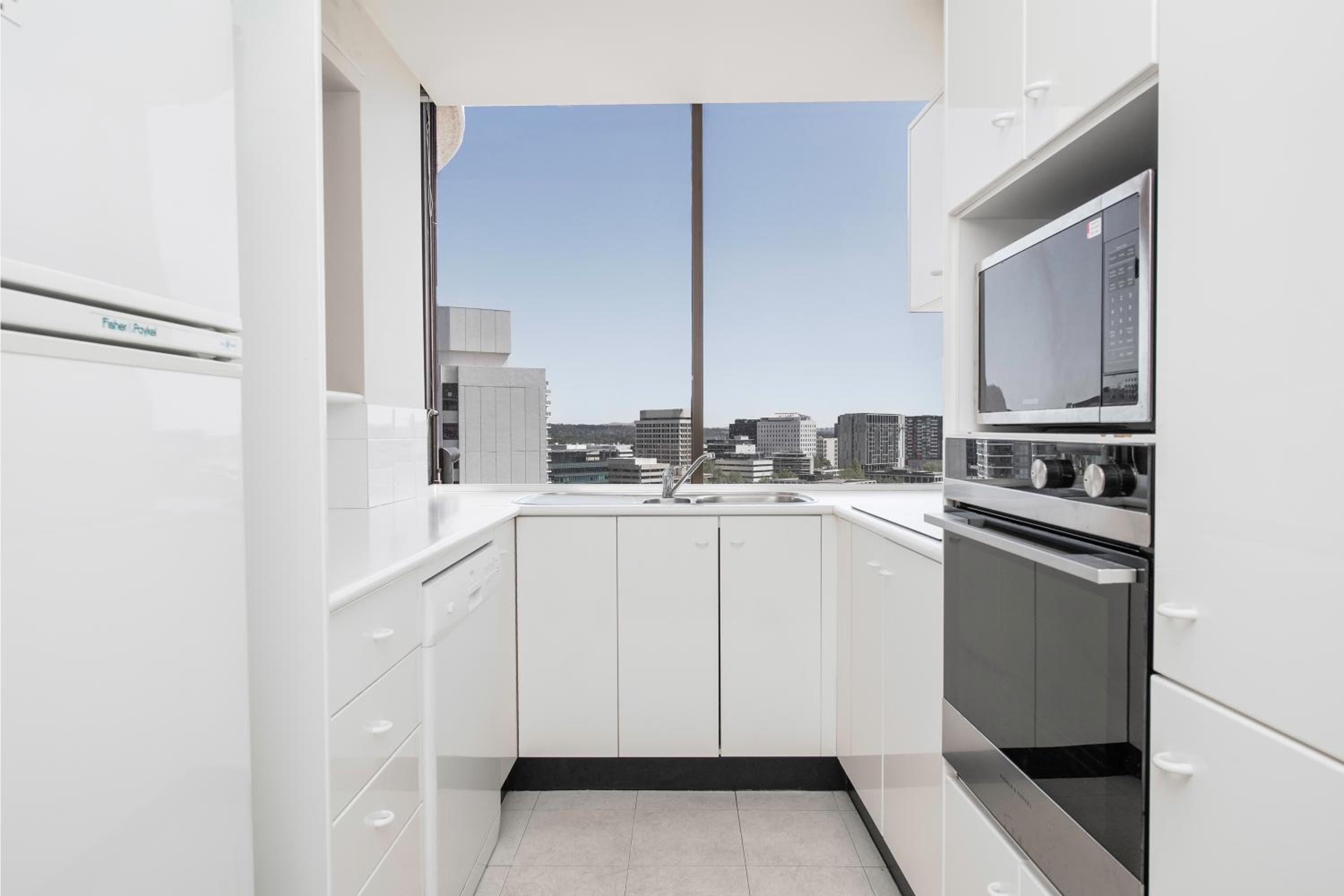 Two-Bedroom Apartment - City Side - Weekly Housekeeping - Photo 4