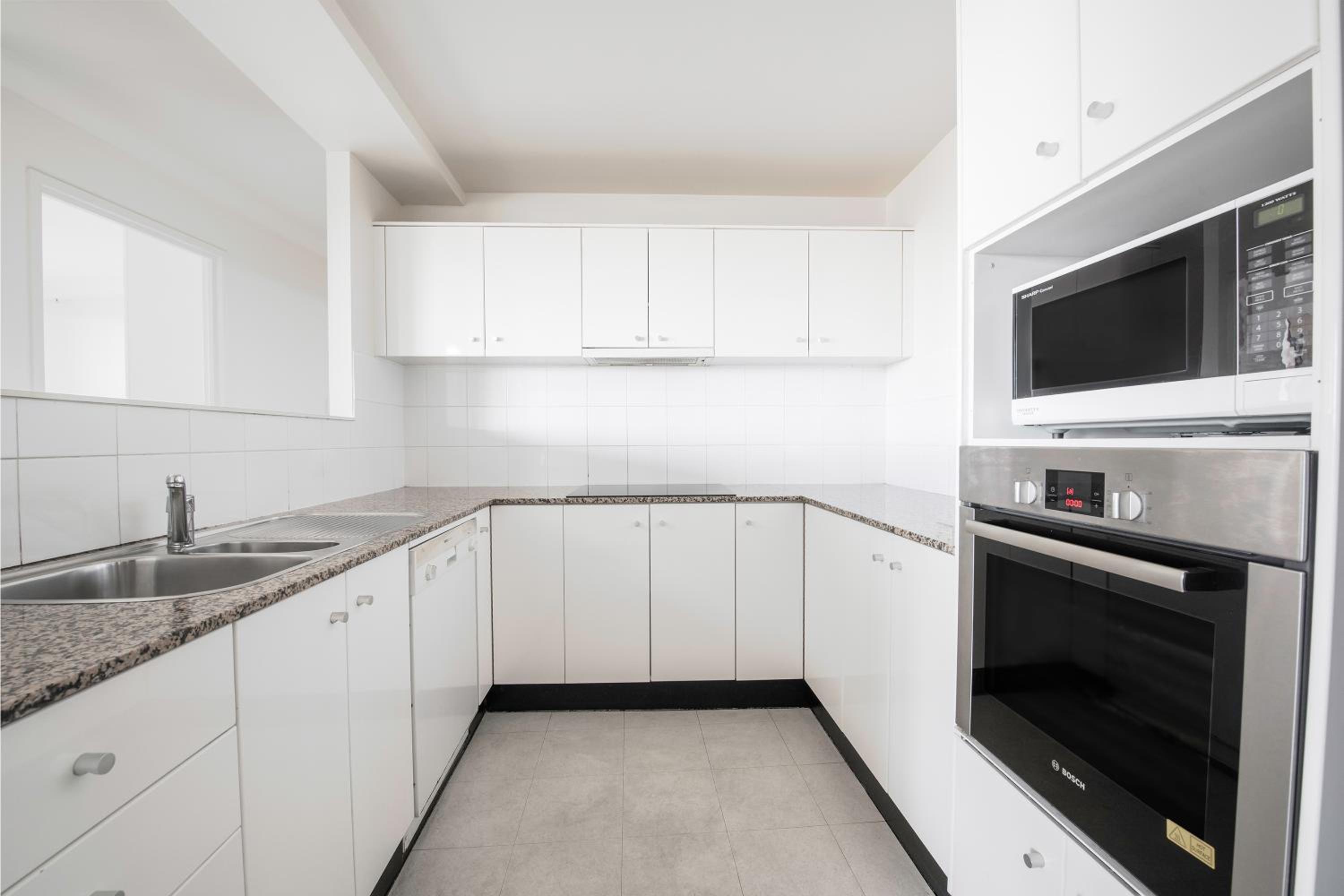 Two-Bedroom Apartment - Lake Side - Weekly Housekeeping - Photo 3