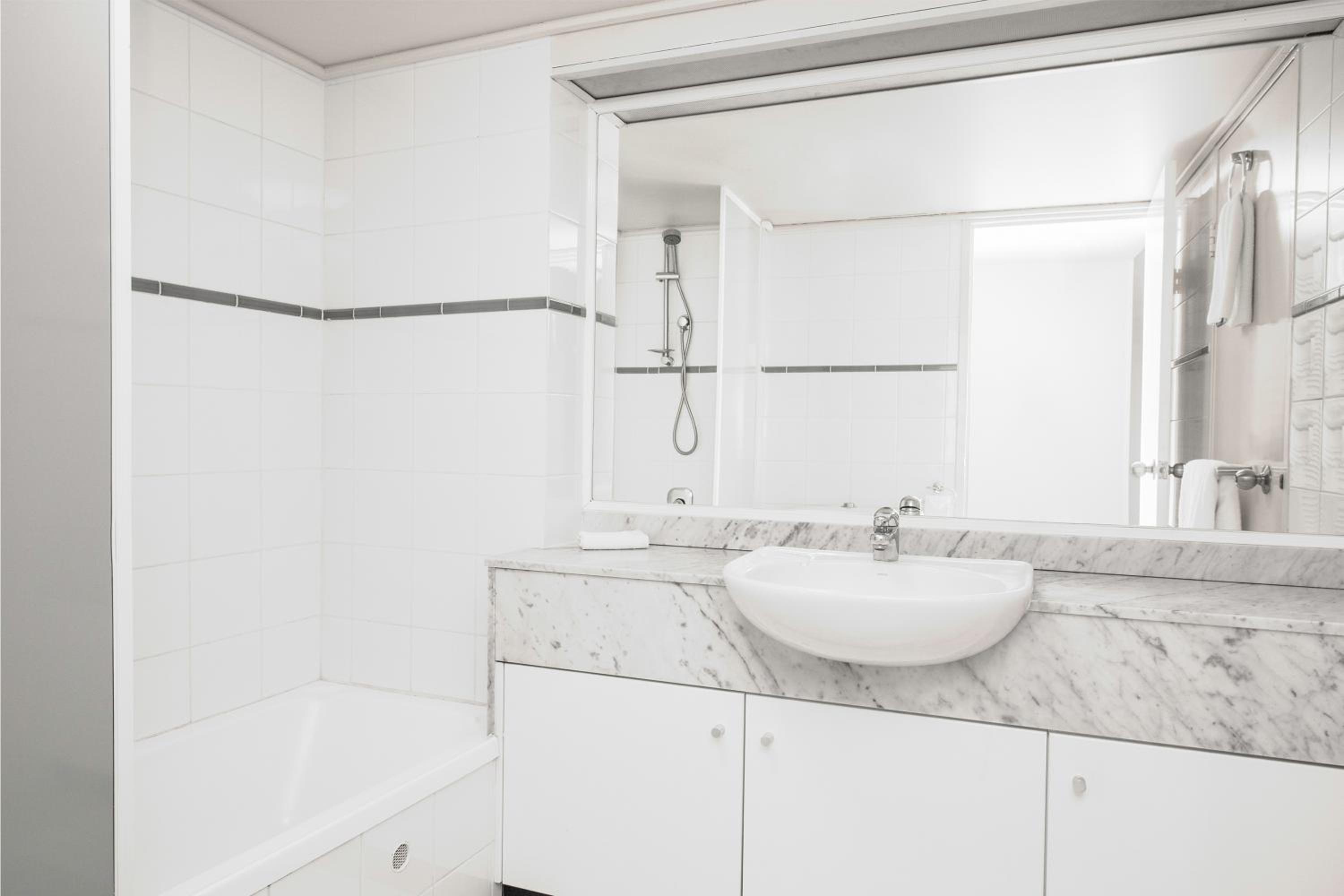 Two-Bedroom Apartment - City Side - Weekly Housekeeping - Photo 6