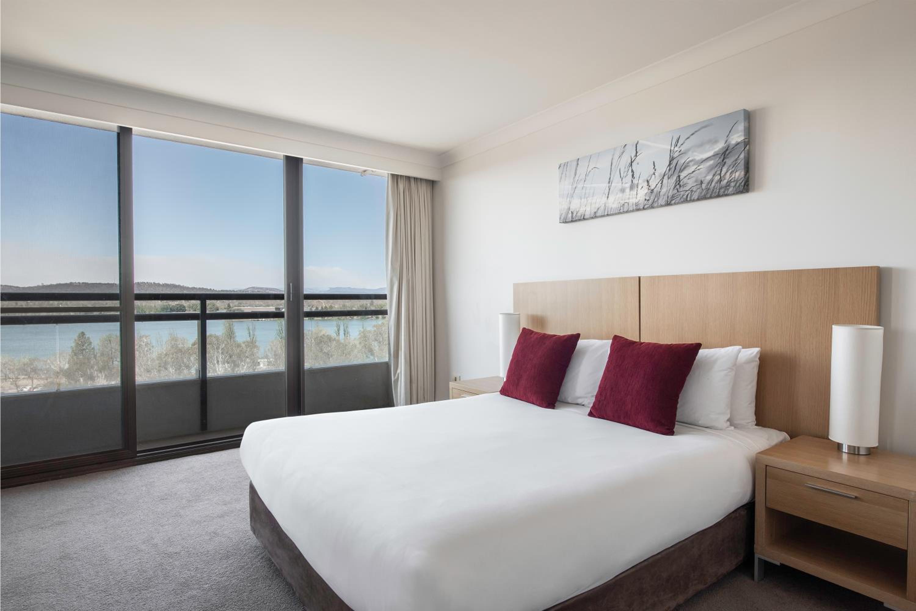 Two-Bedroom Apartment - Lake Side - Weekly Housekeeping - Photo 2