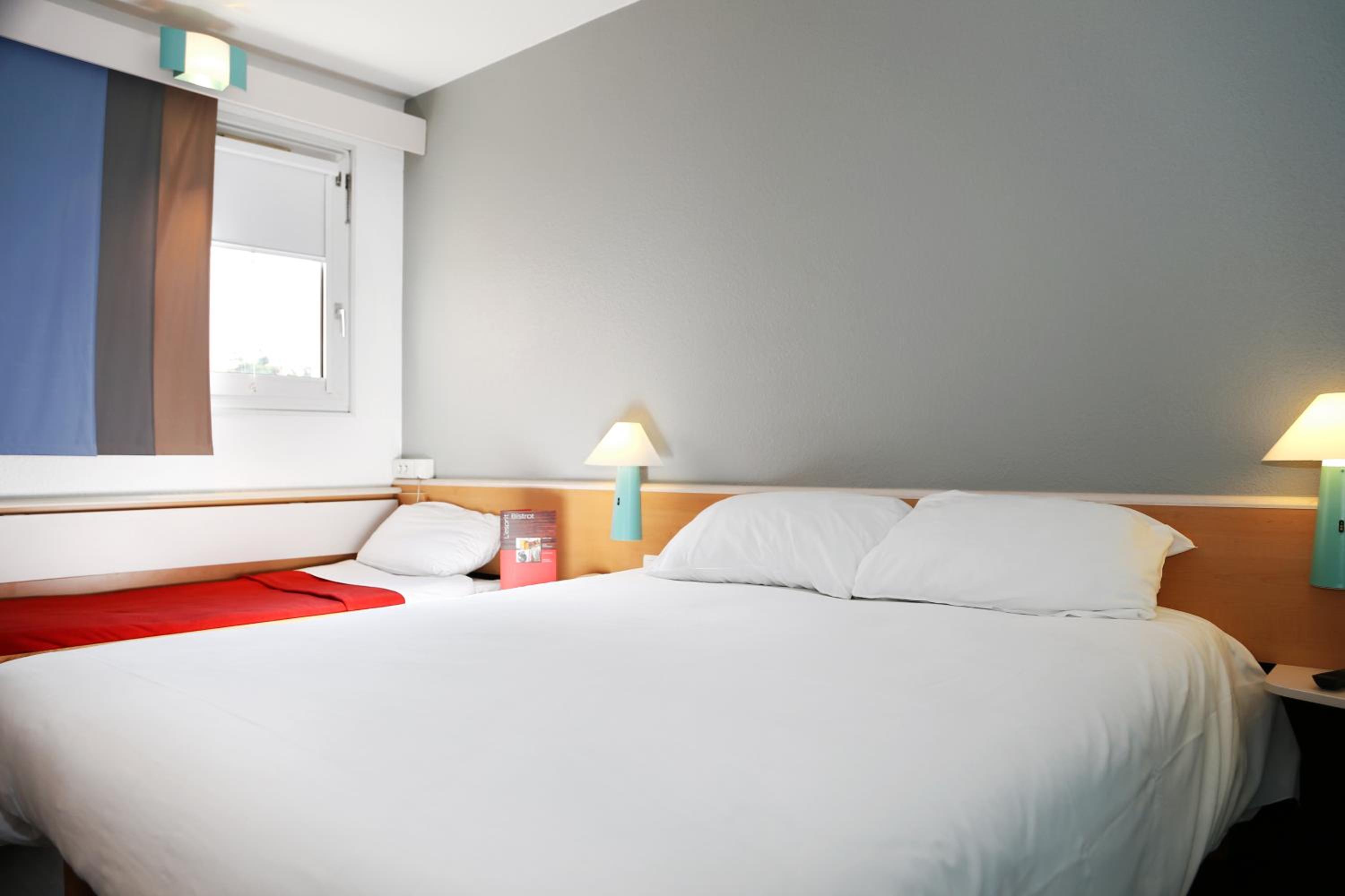 Standard Room with One Double Bed and One Single Bed - Photo 7