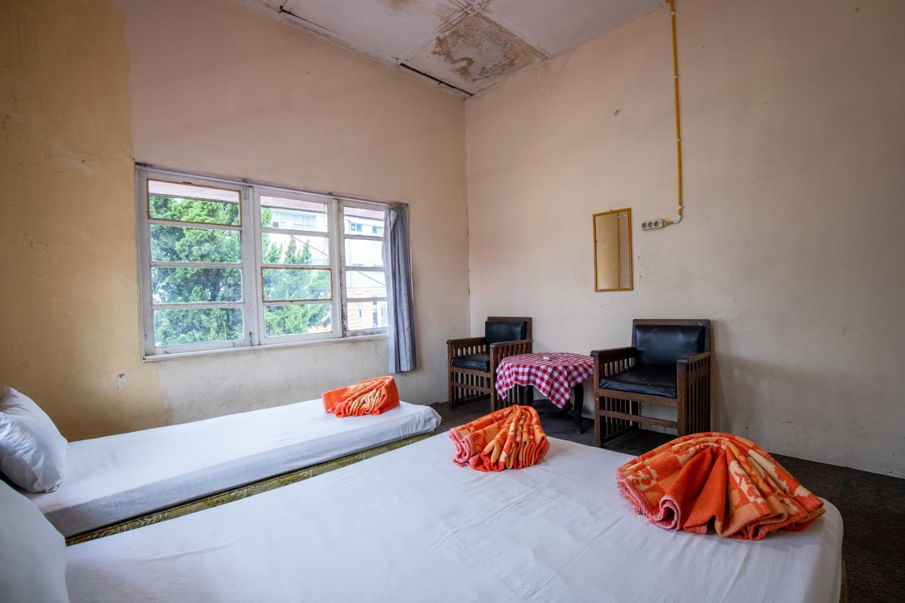 Economy Triple Room photo 3