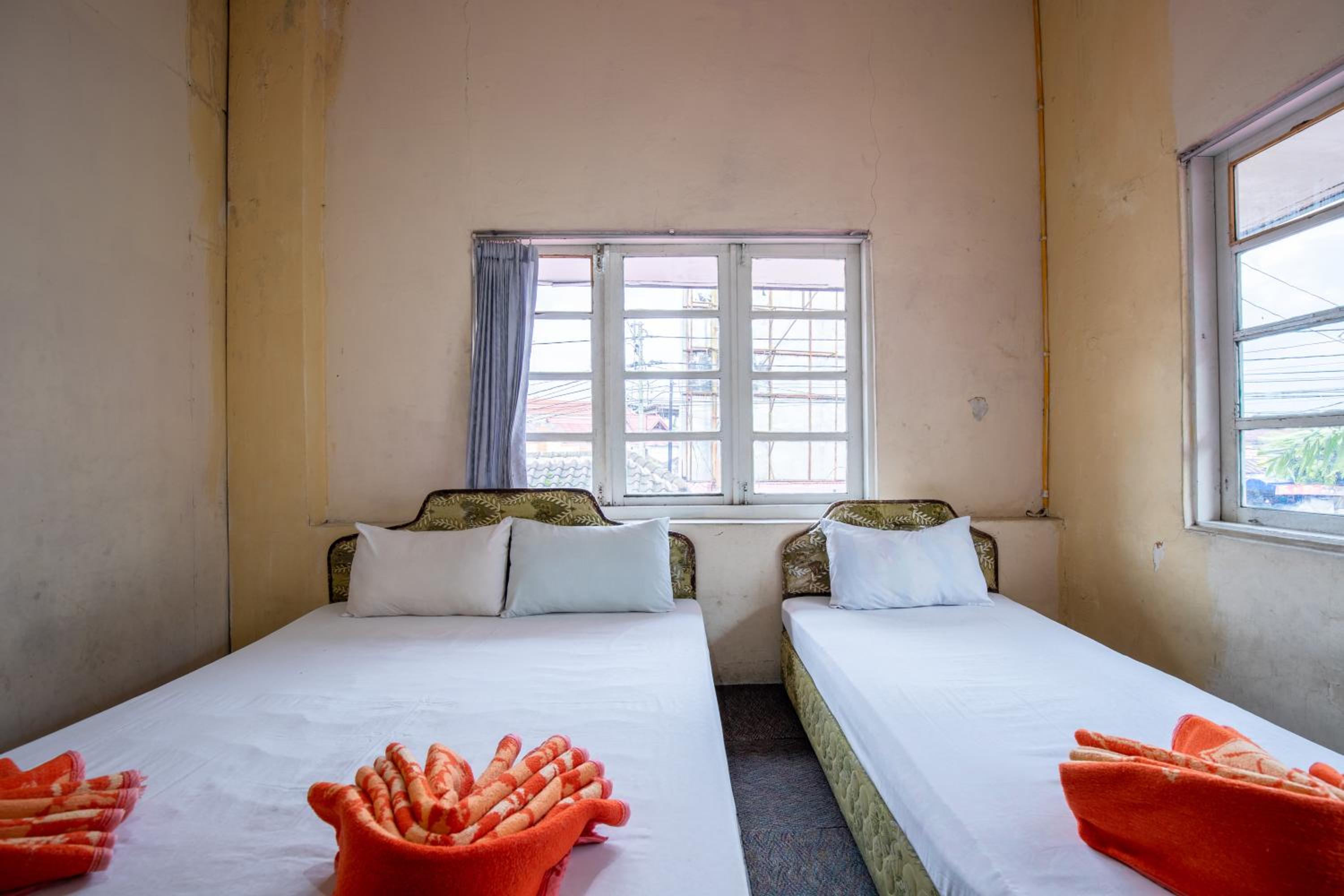 Economy Triple Room photo 2