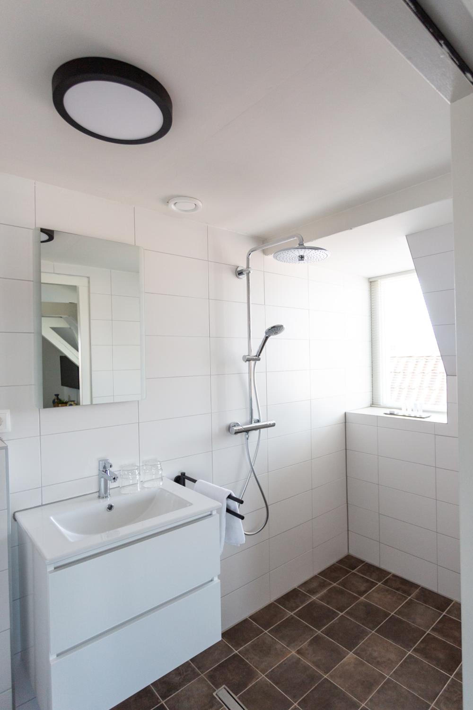 Twin Room with City View - Photo 3