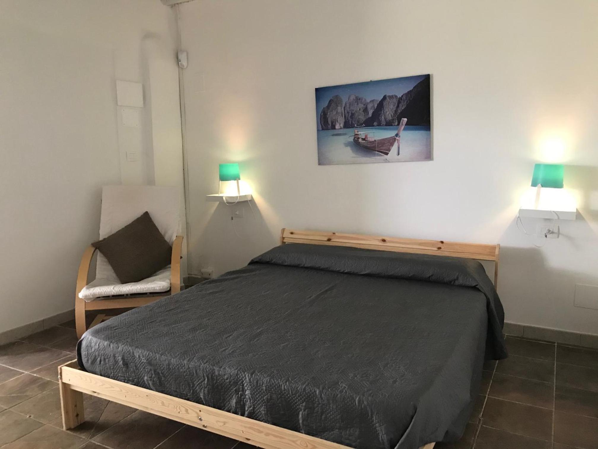 One-Bedroom Apartment photo 1
