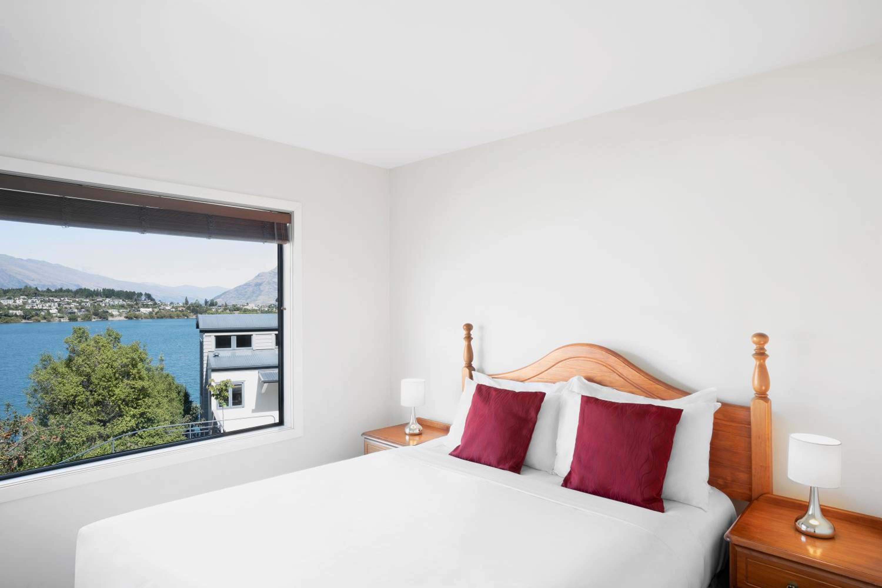 One-Bedroom Lake View Suite thumbnail 5