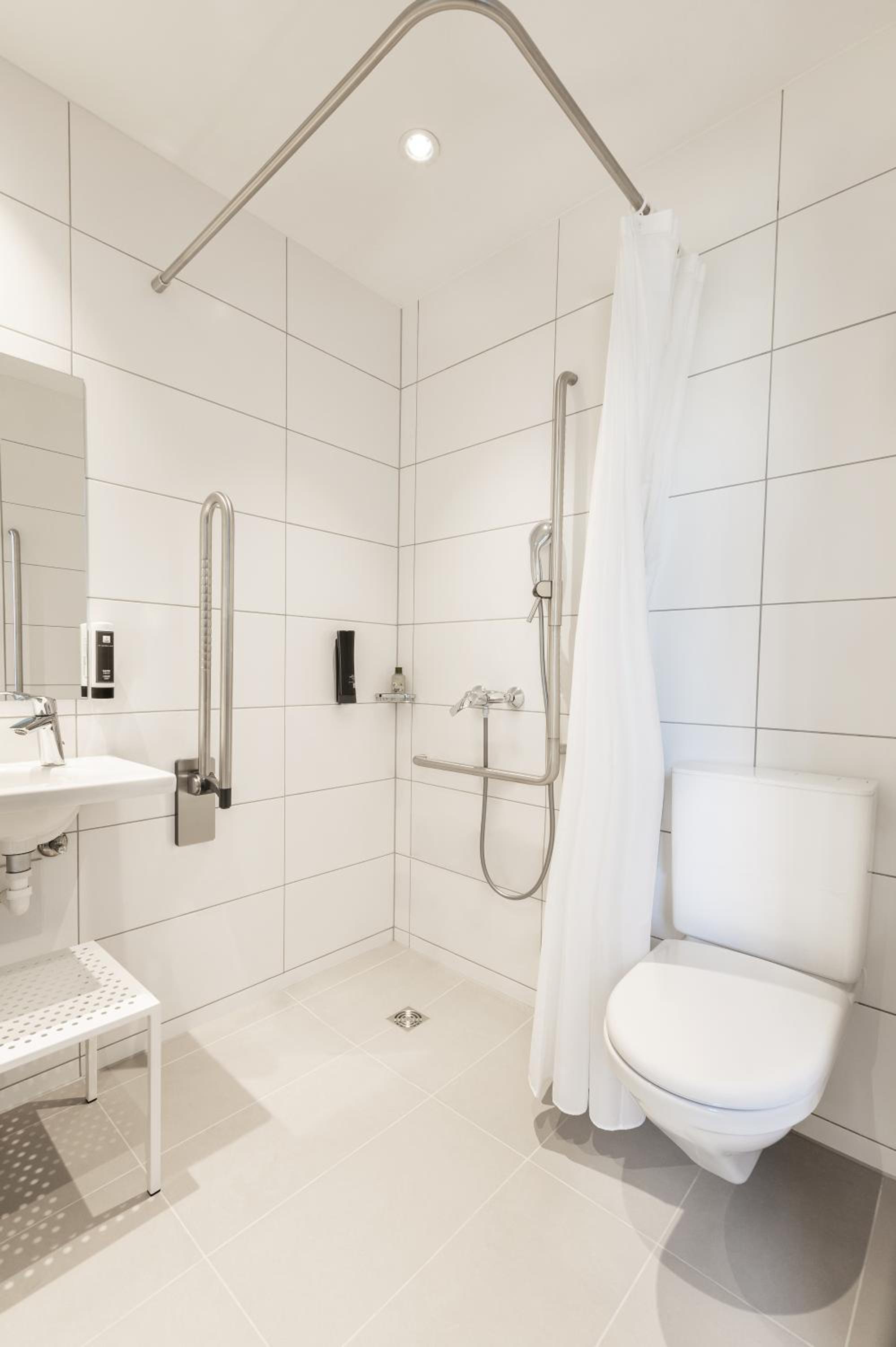 Quadruple Room - Disability Access - Photo 3