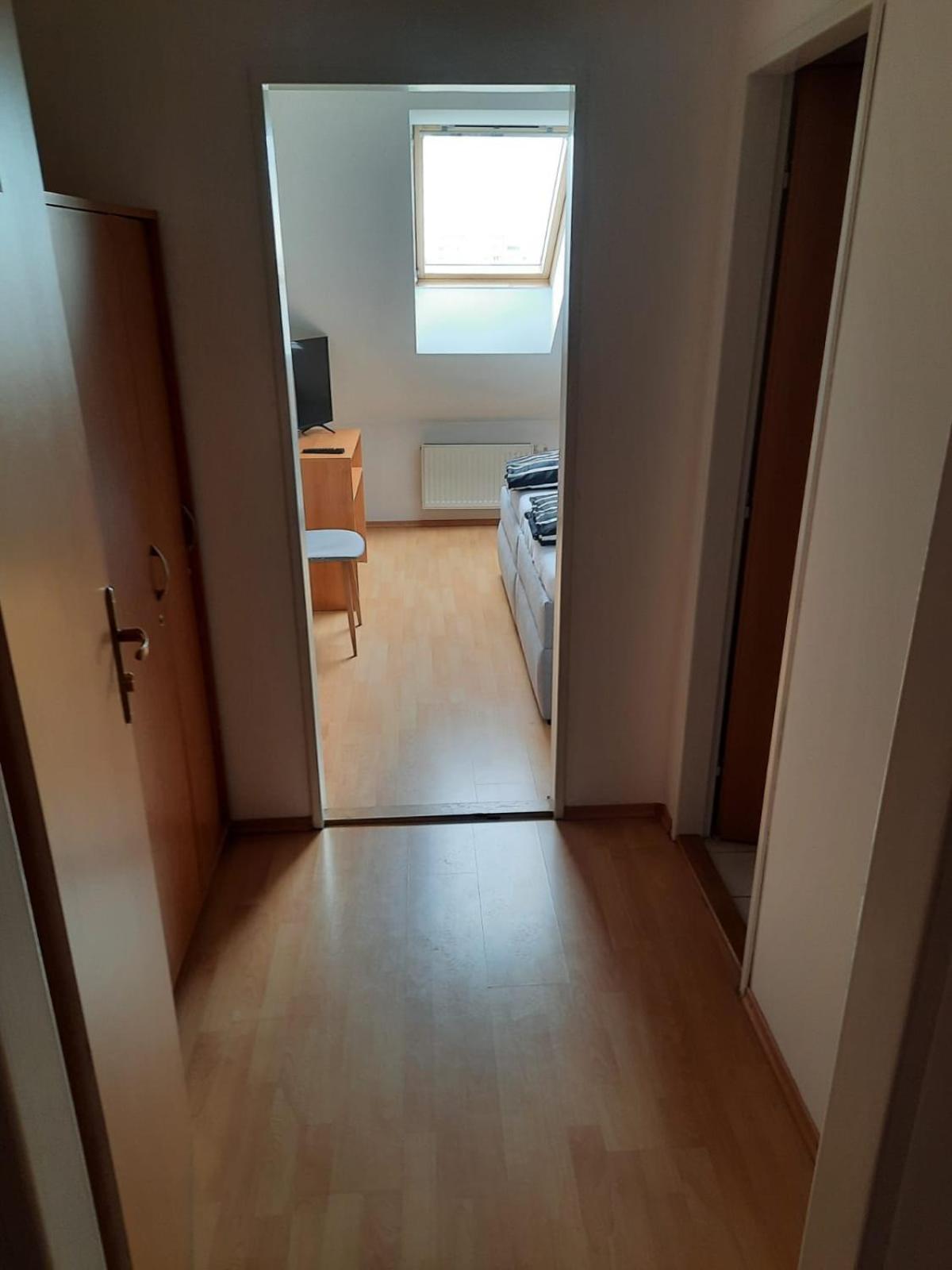 Double Room with Private Bathroom - Photo 9