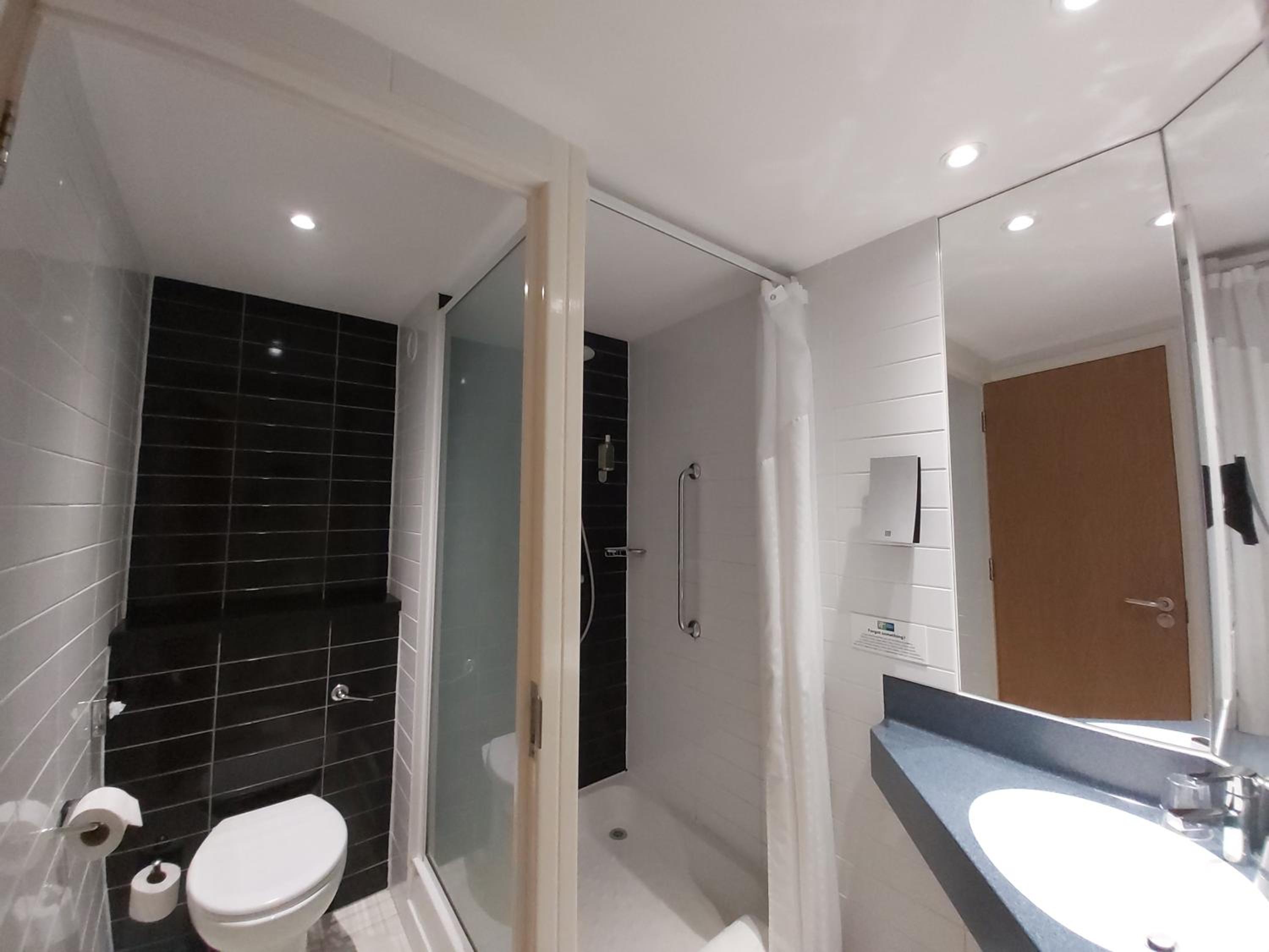 Standard Double Room with Free Hot Breakfast - Photo 7