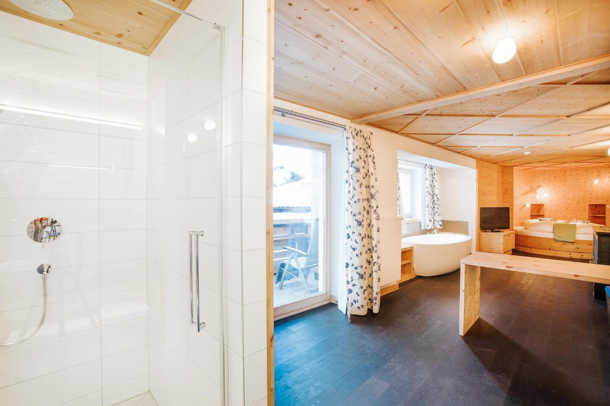 Suite with Hot Tub - Photo 5
