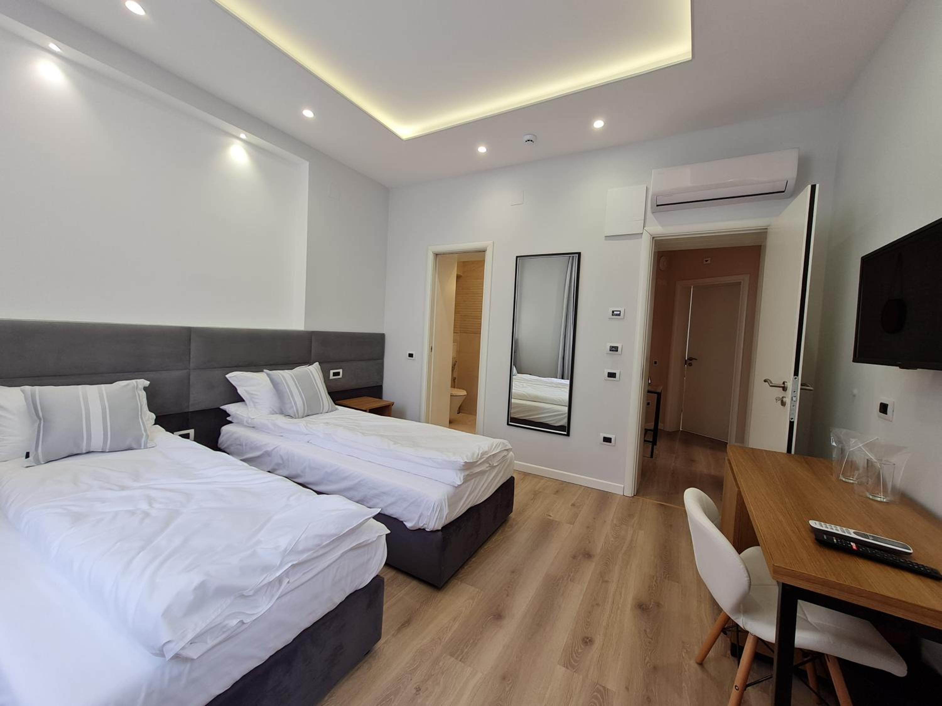 Double or Twin Room - Photo 4