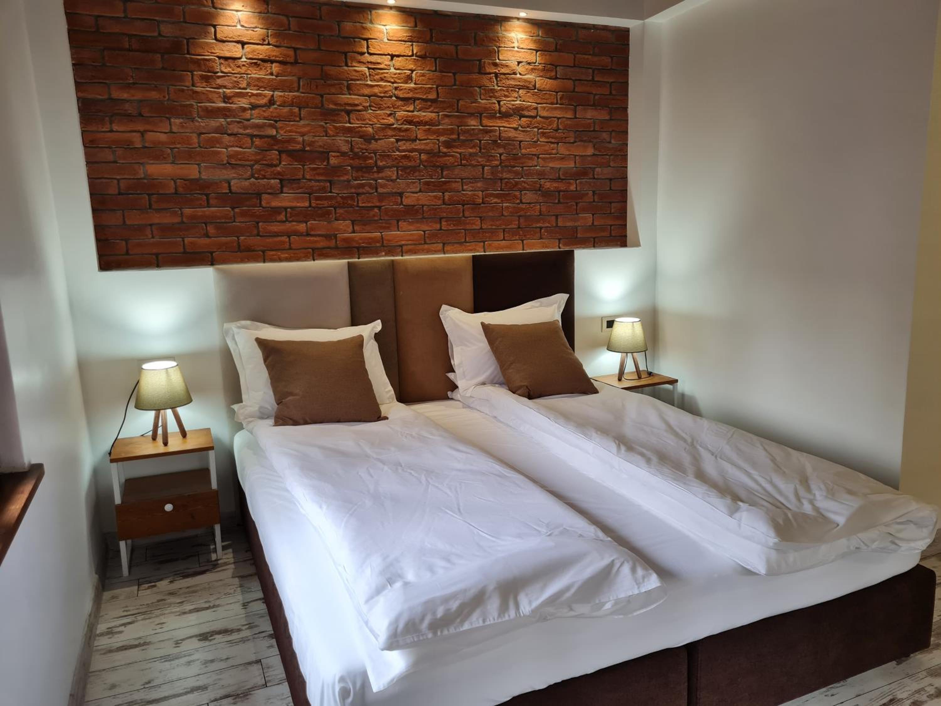 Deluxe King Room - Photo 8