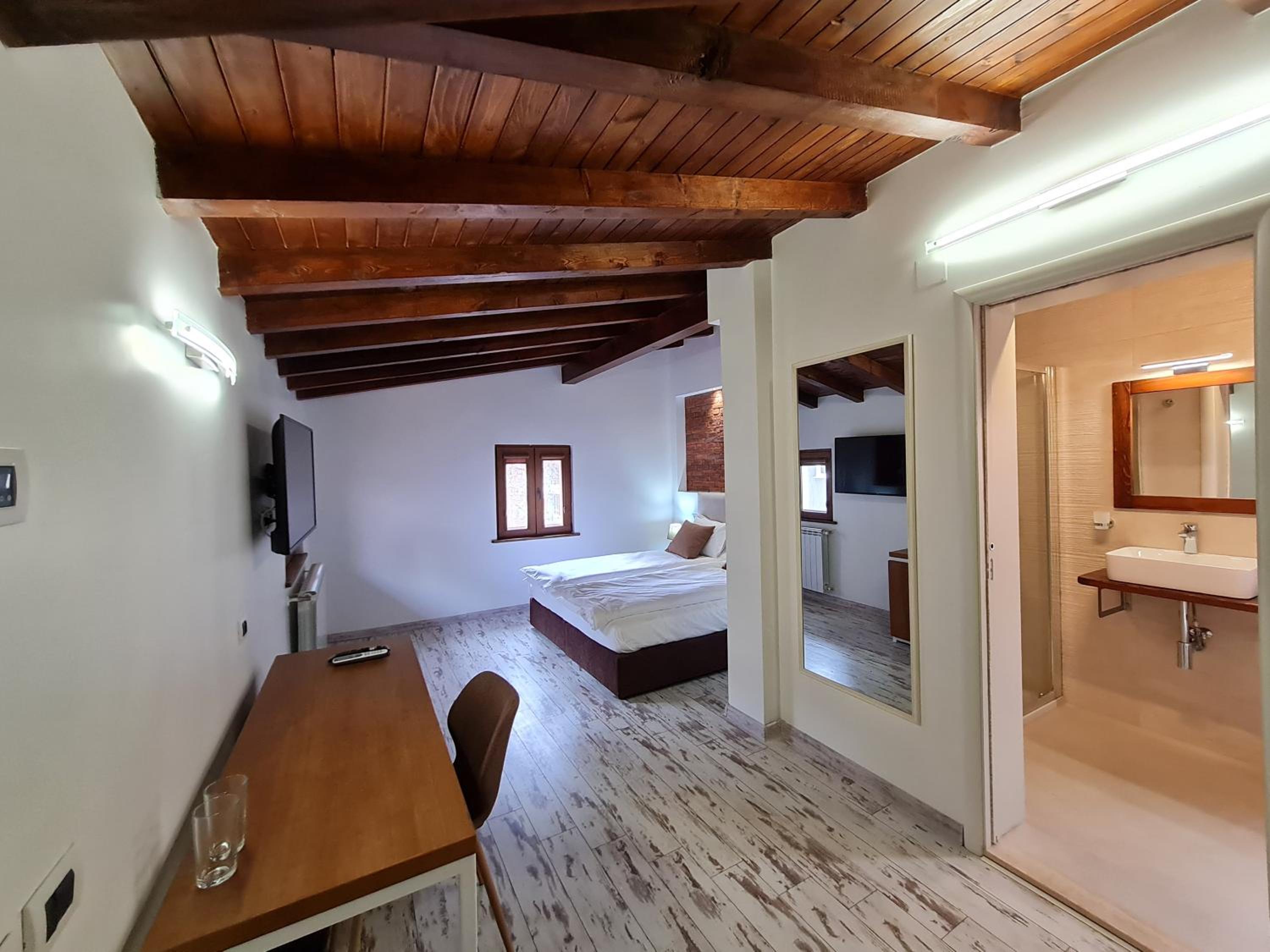 Deluxe King Room - Photo 9