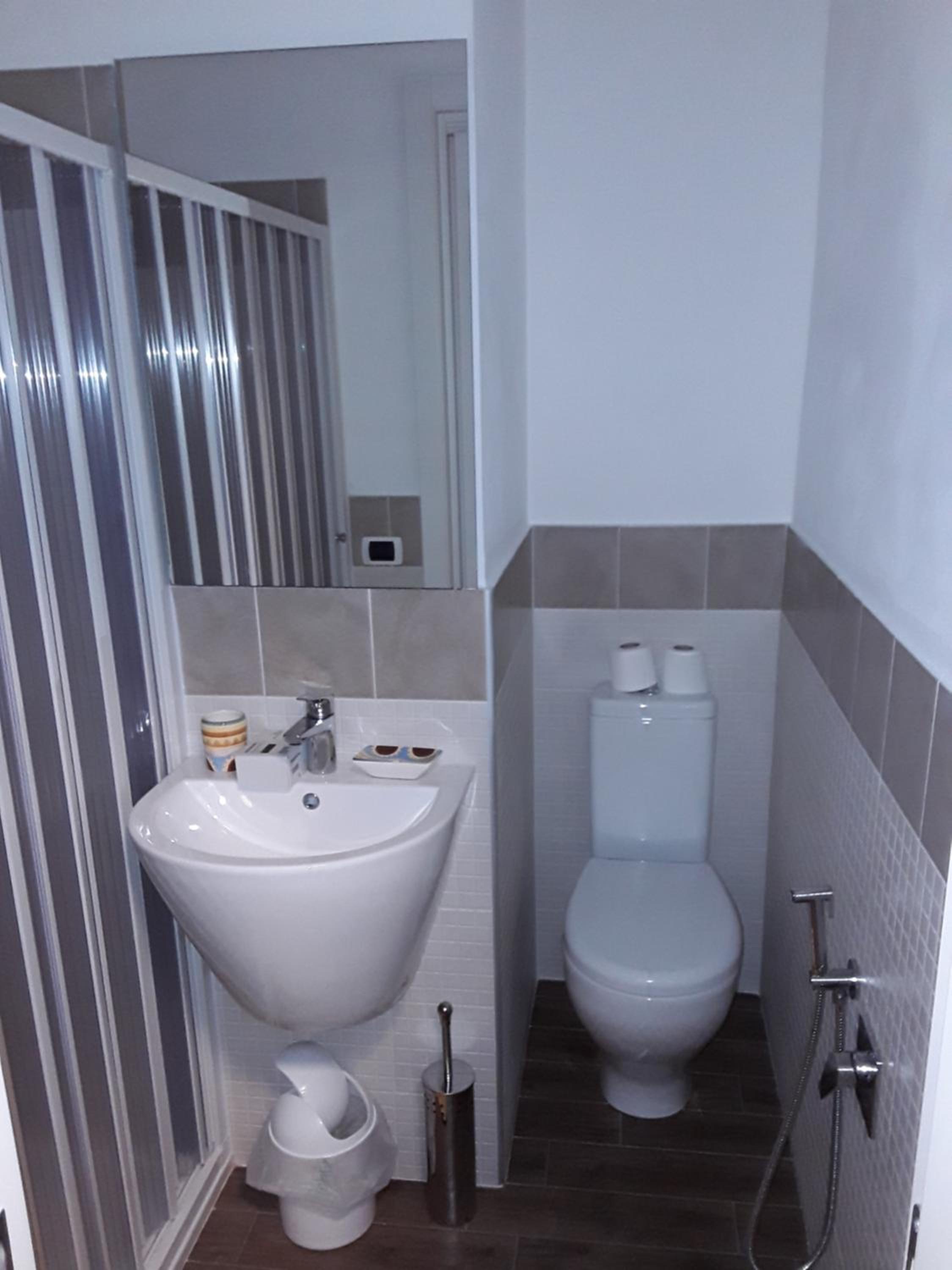 Deluxe Double Room with Balcony - Photo 8