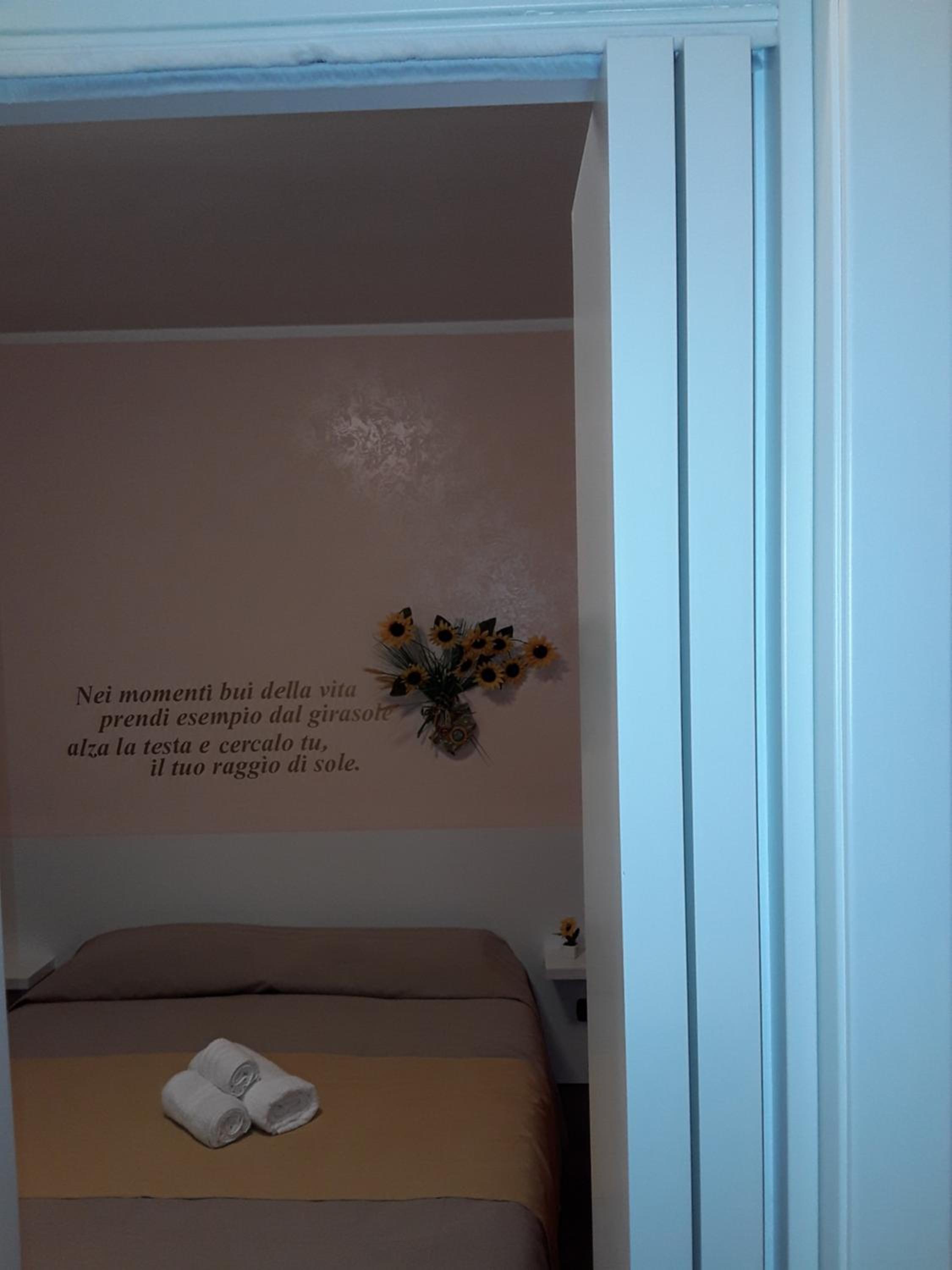 Deluxe Double Room with Balcony - Photo 11