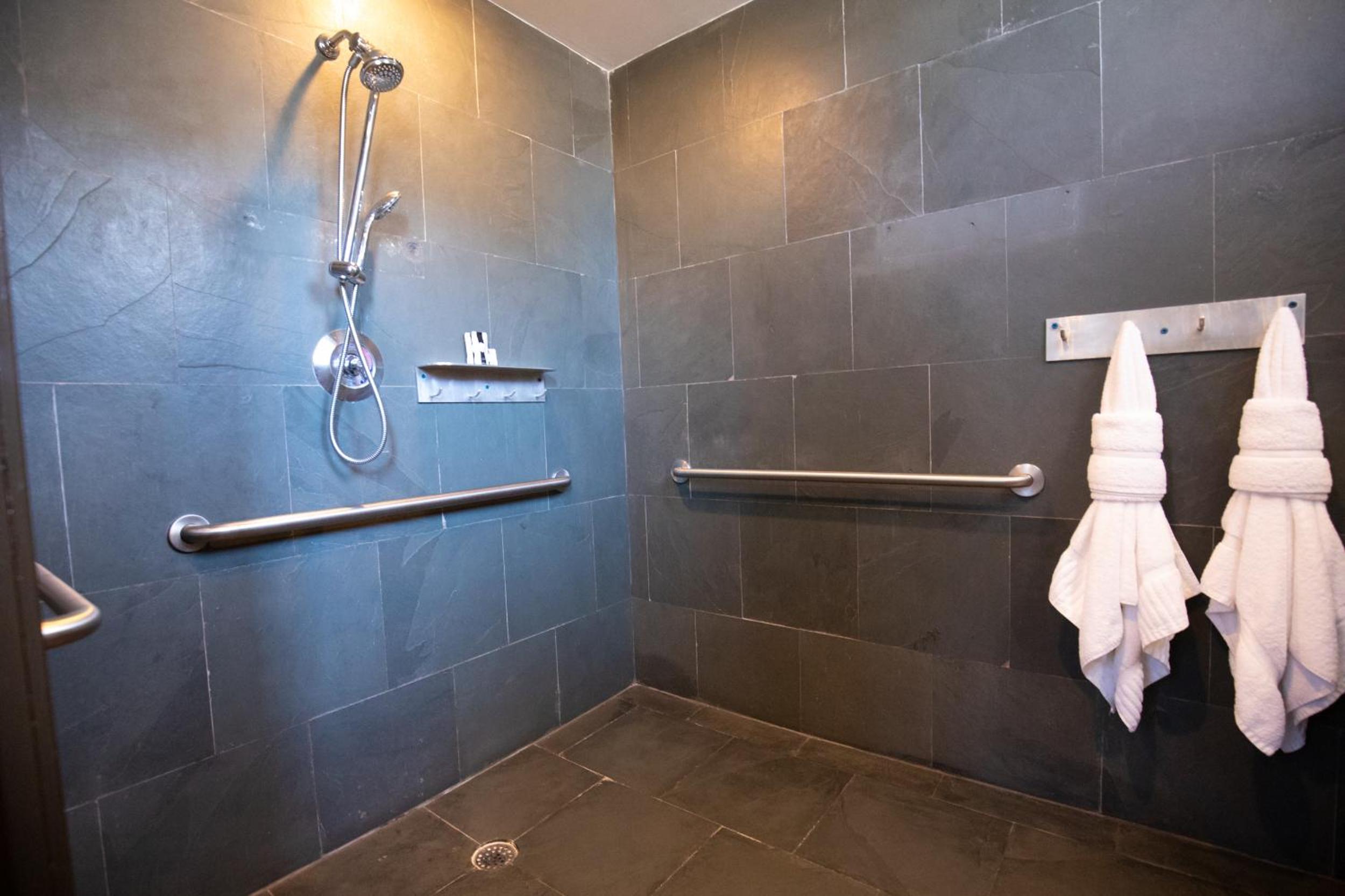 Accessible Standard Queen Room - Photo 2