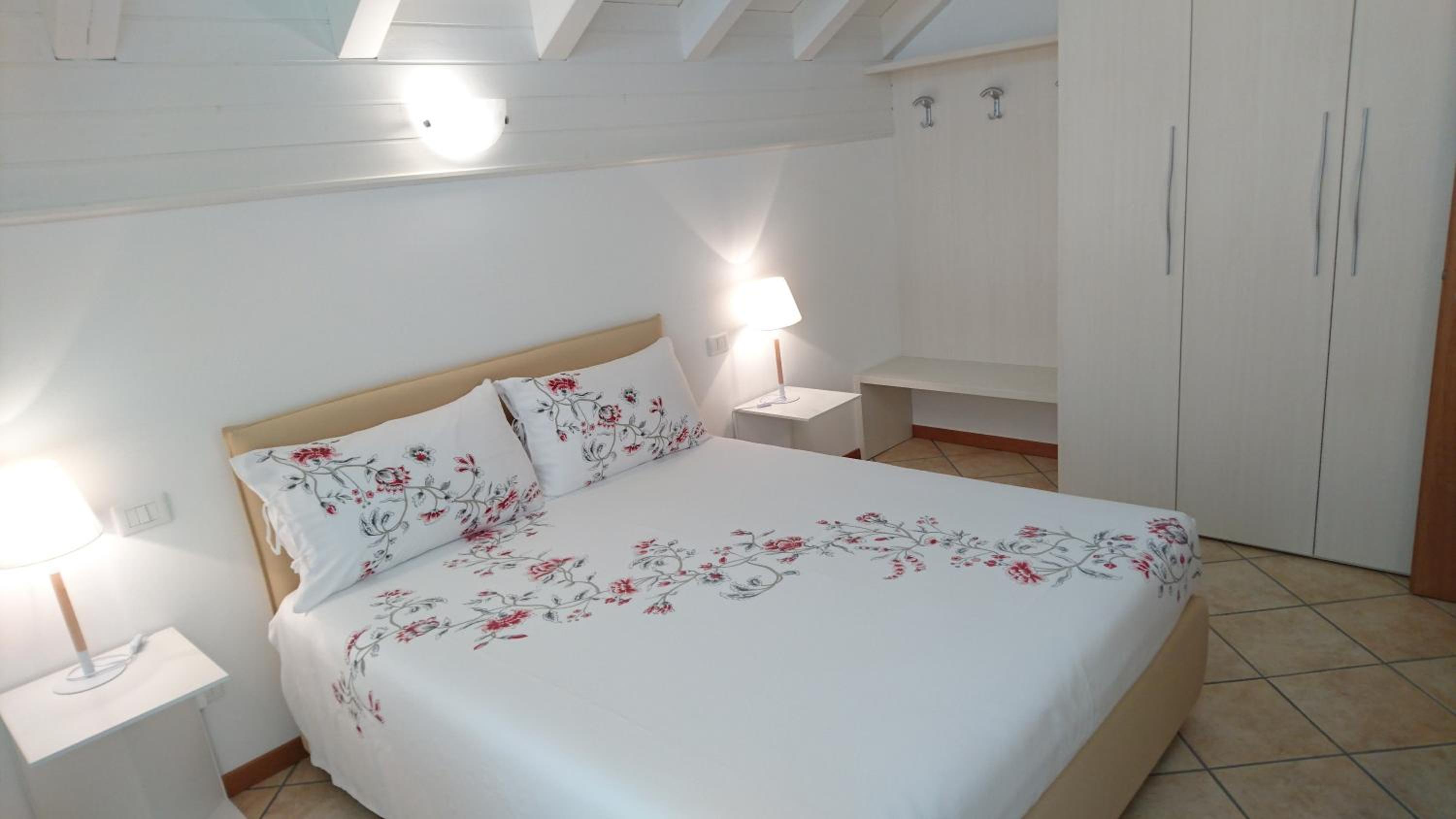 One-Bedroom Apartment with Lake View