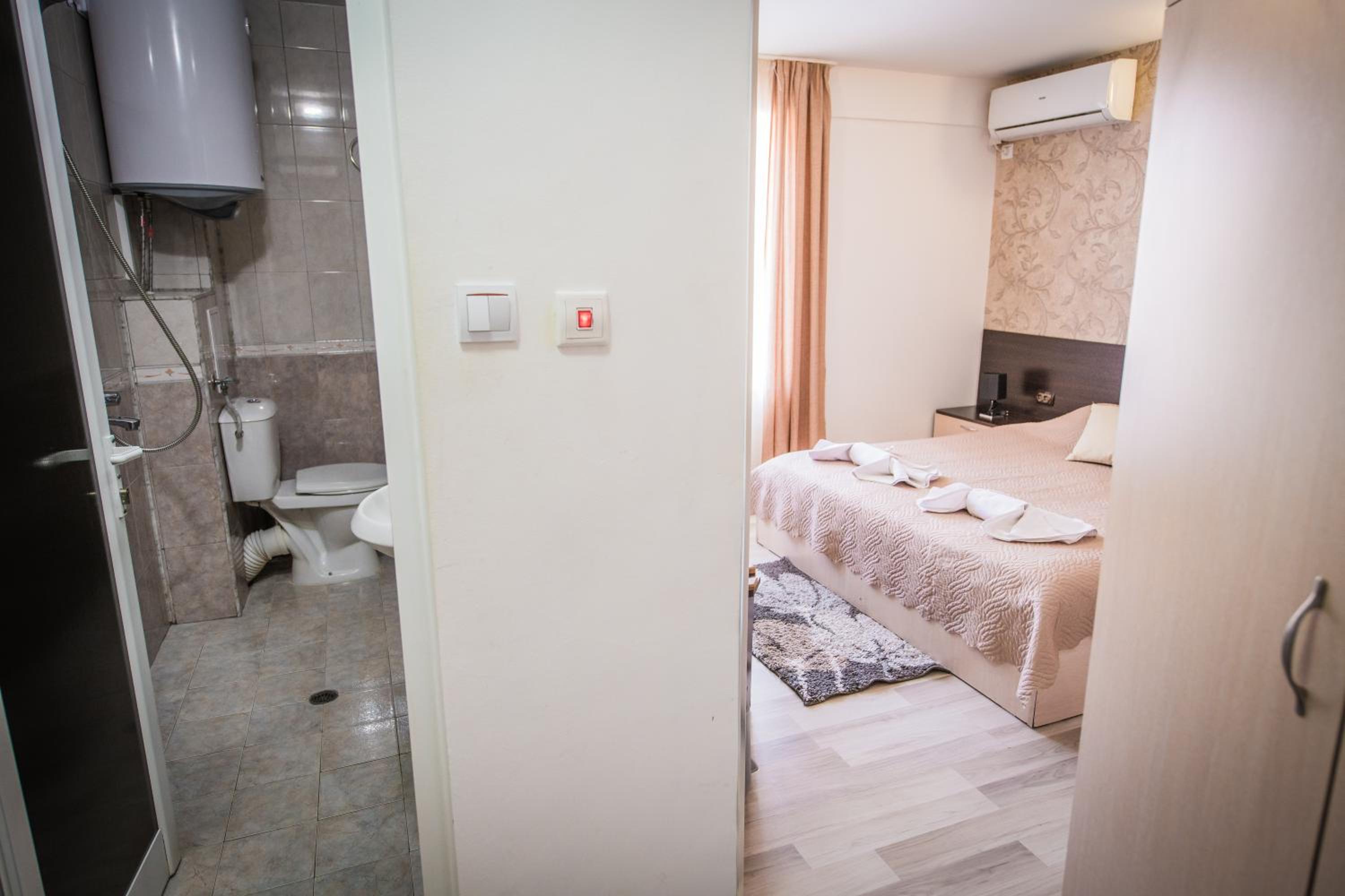 Double Room - Photo 8