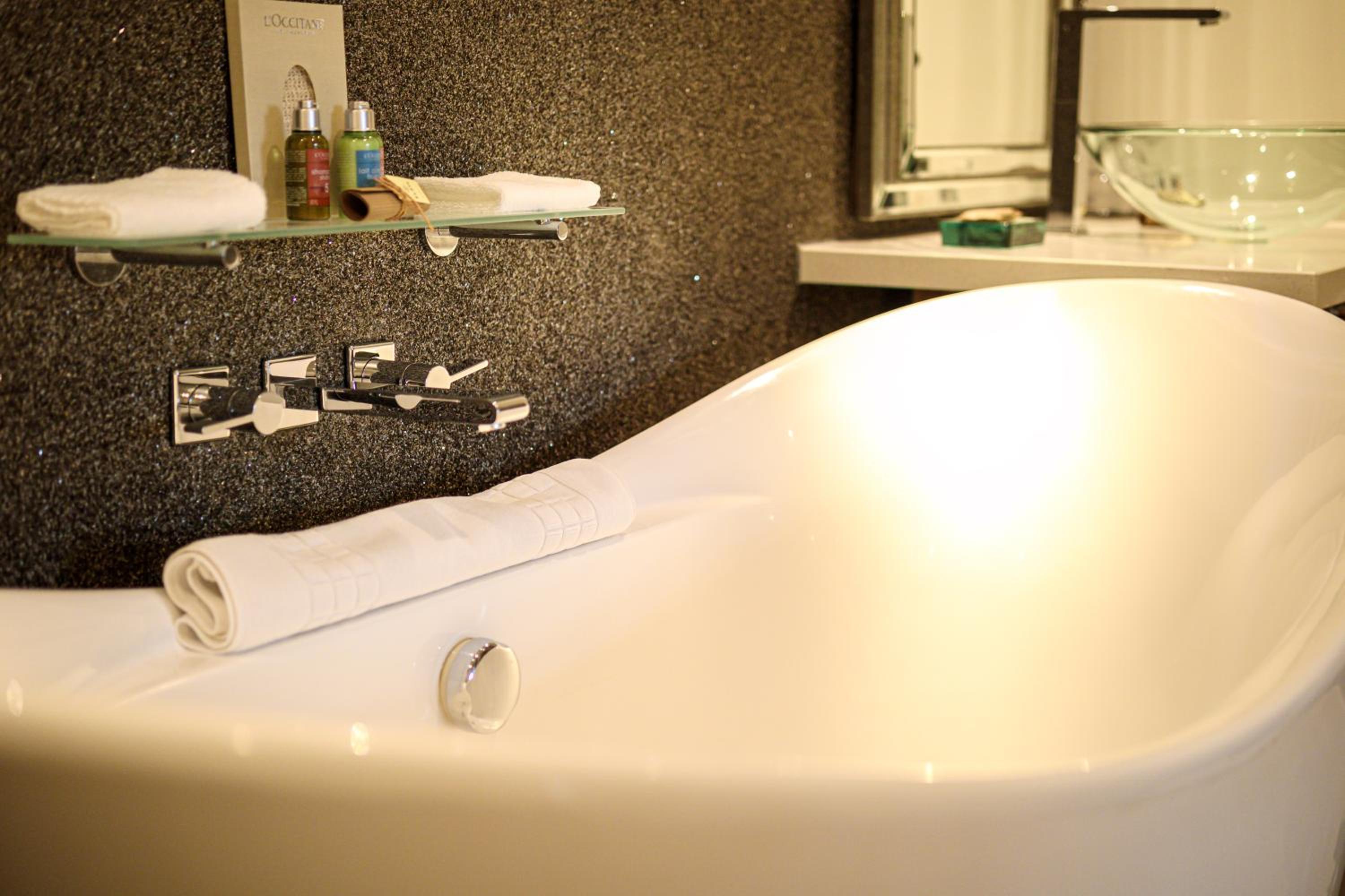 Luxury Garden Suite - Photo 13