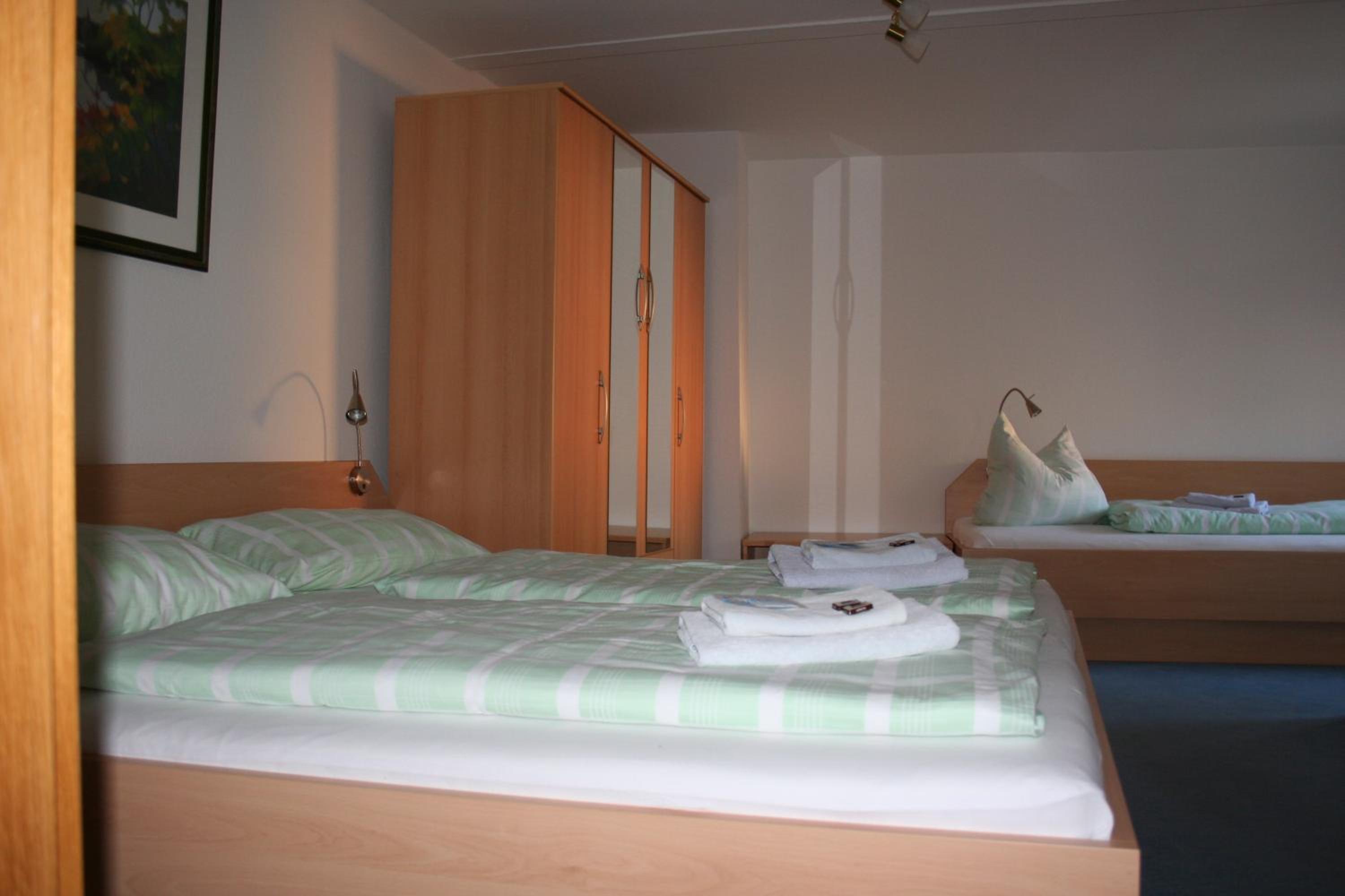 Triple Room with Bath - Photo 4