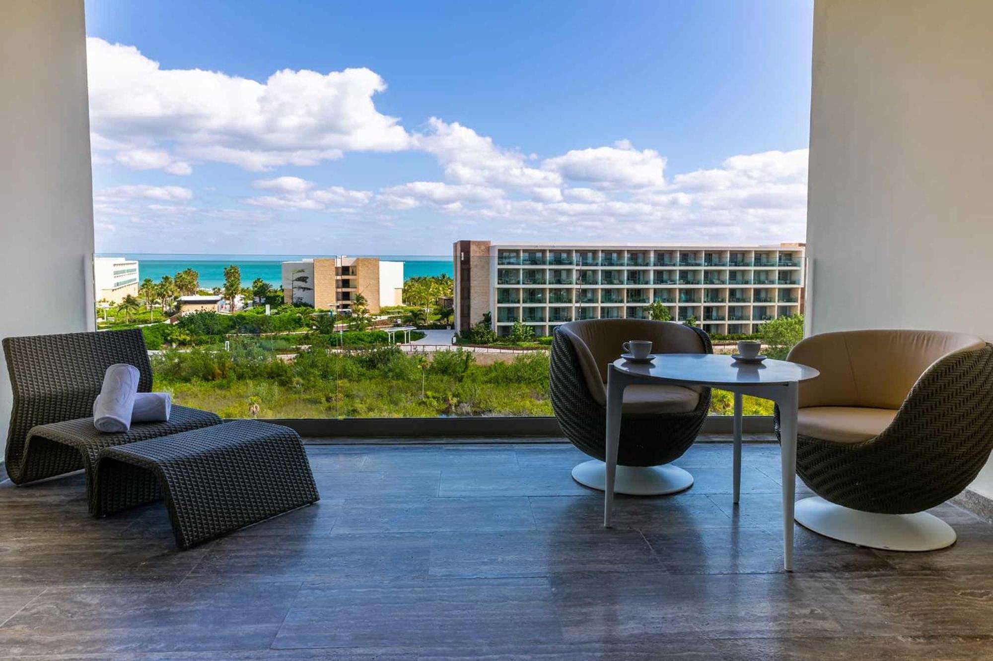 Junior Suite Poolside Ocean View thumbnail 5