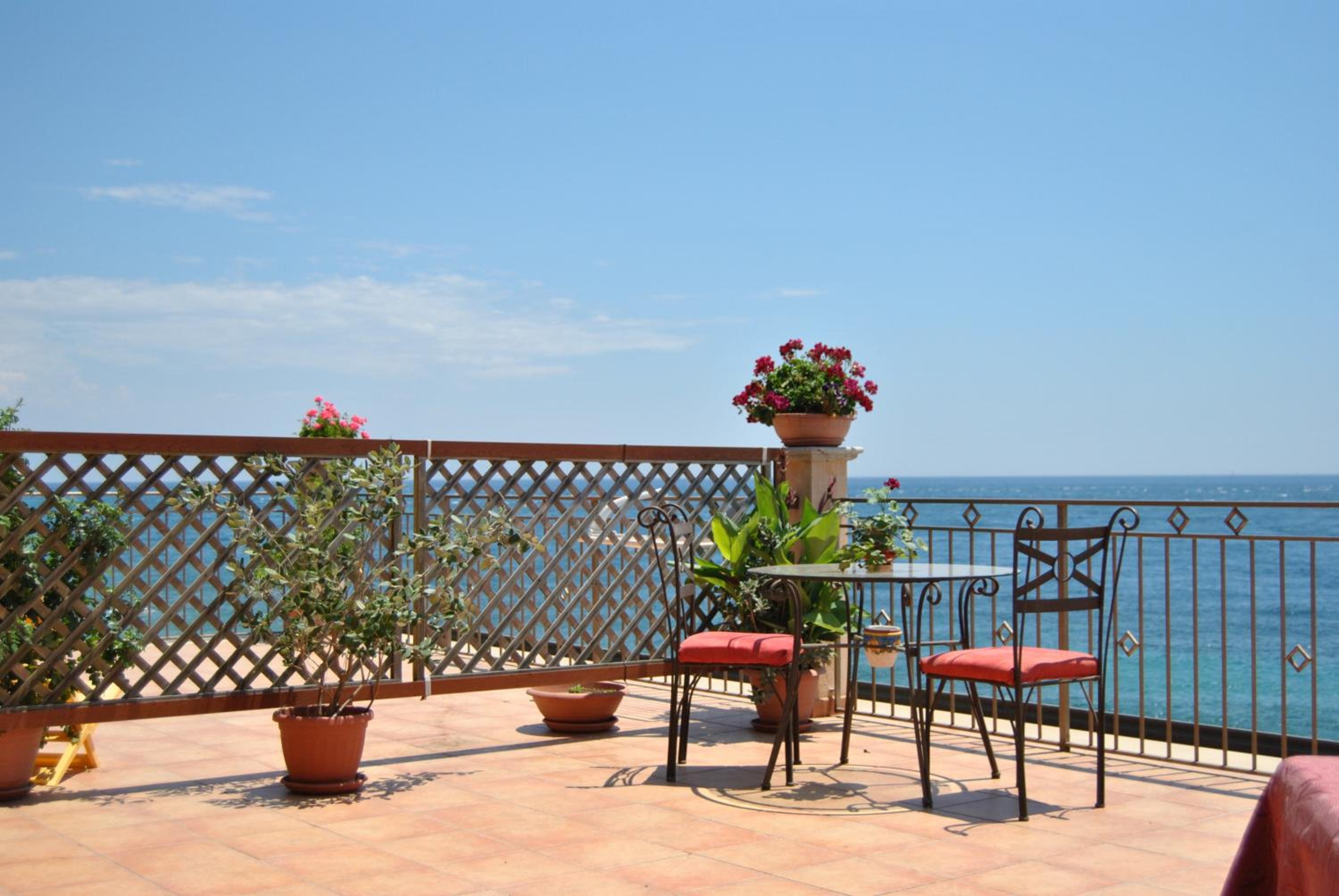 One-Bedroom Apartment with Sea View photo 3
