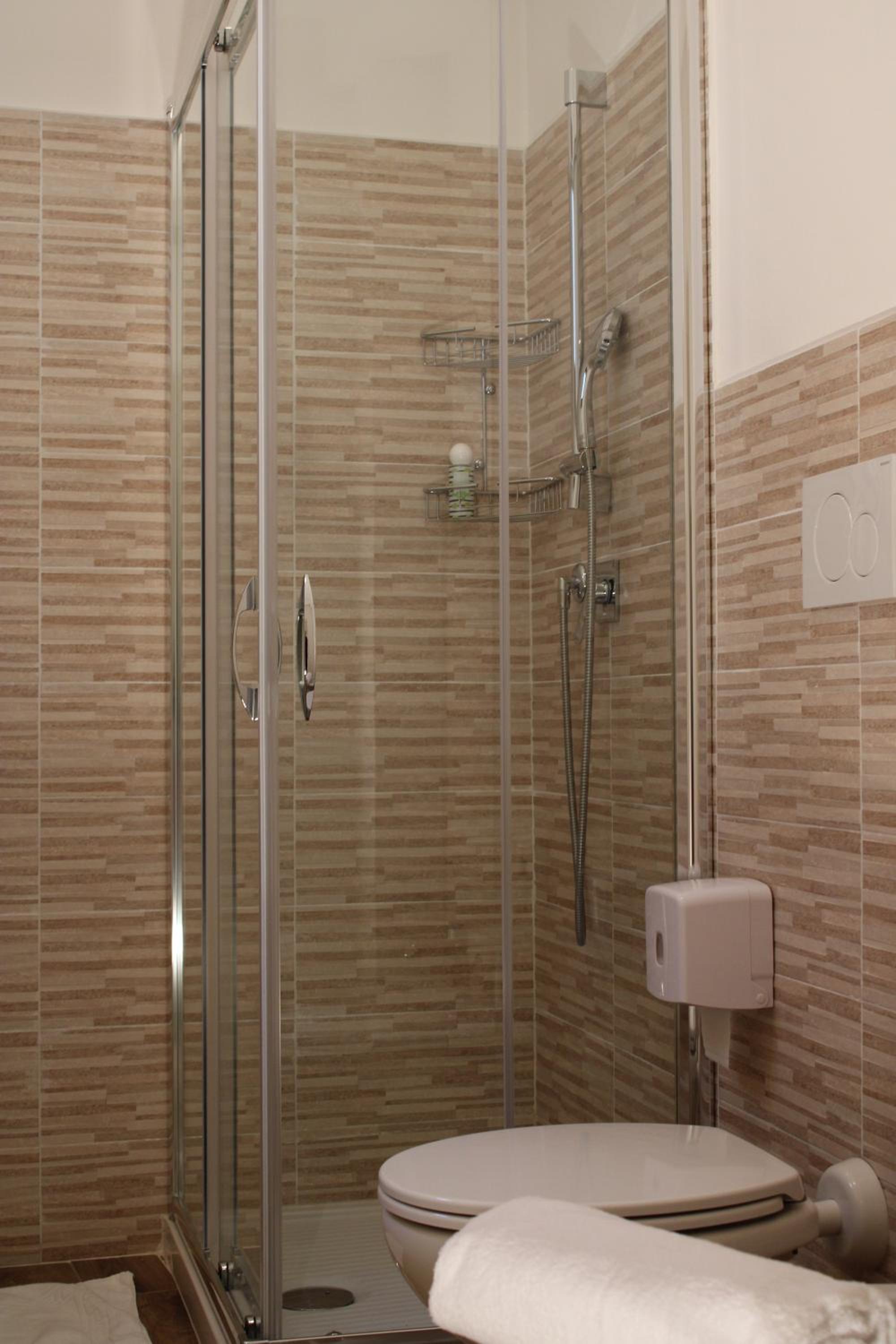 Quadruple Room - Photo 7