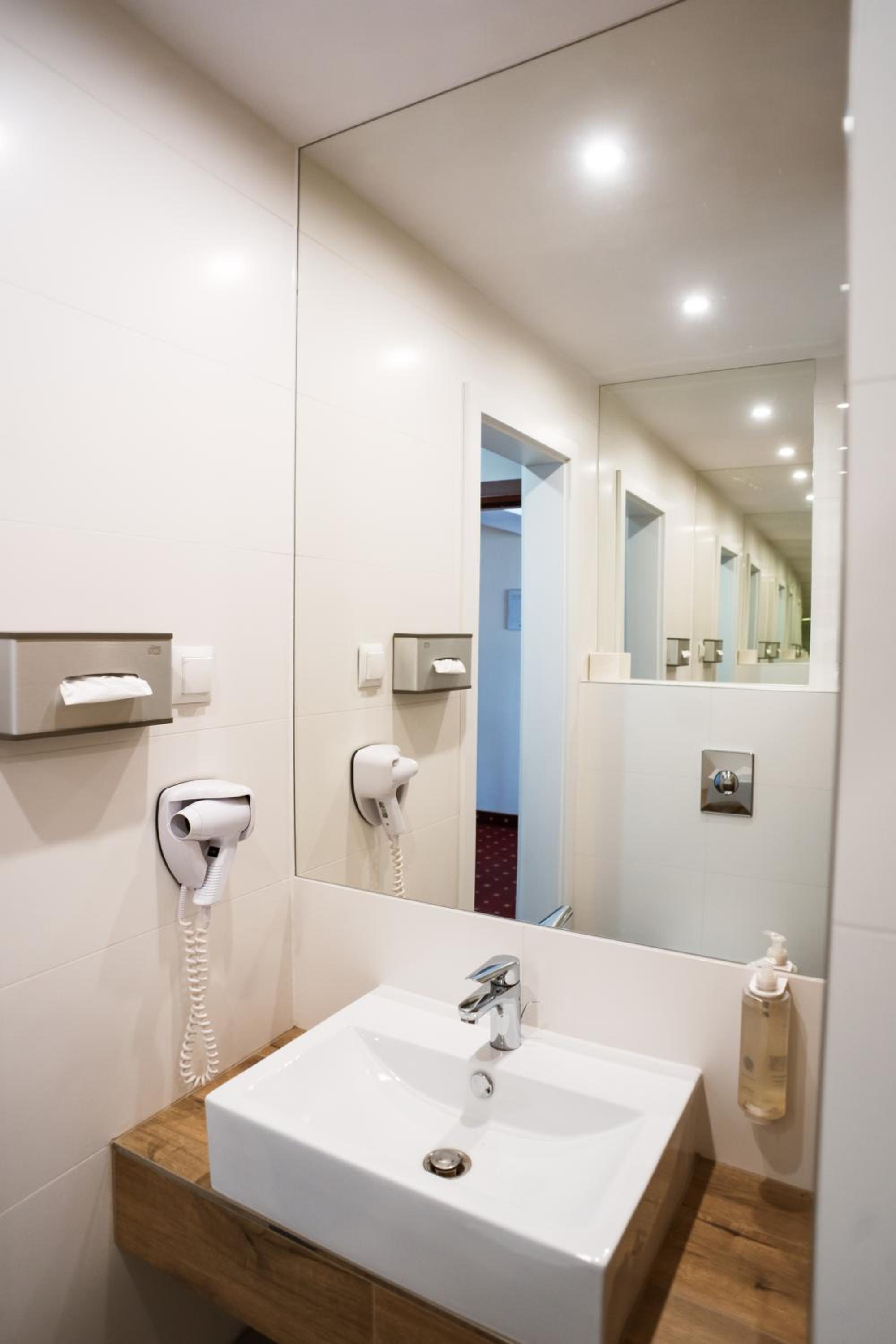 Double or Twin Room - Photo 22