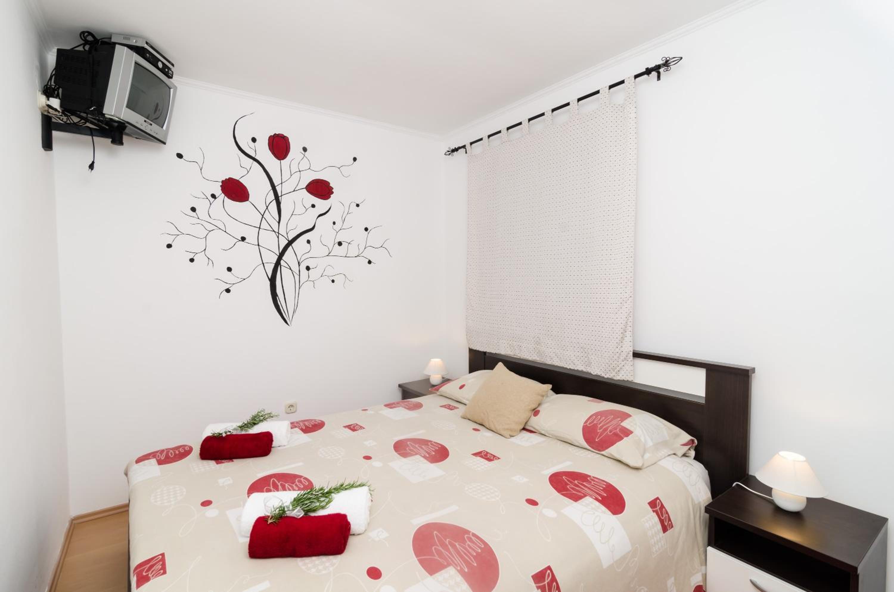 Two Bedroom Apartment with Balcony and Sea View