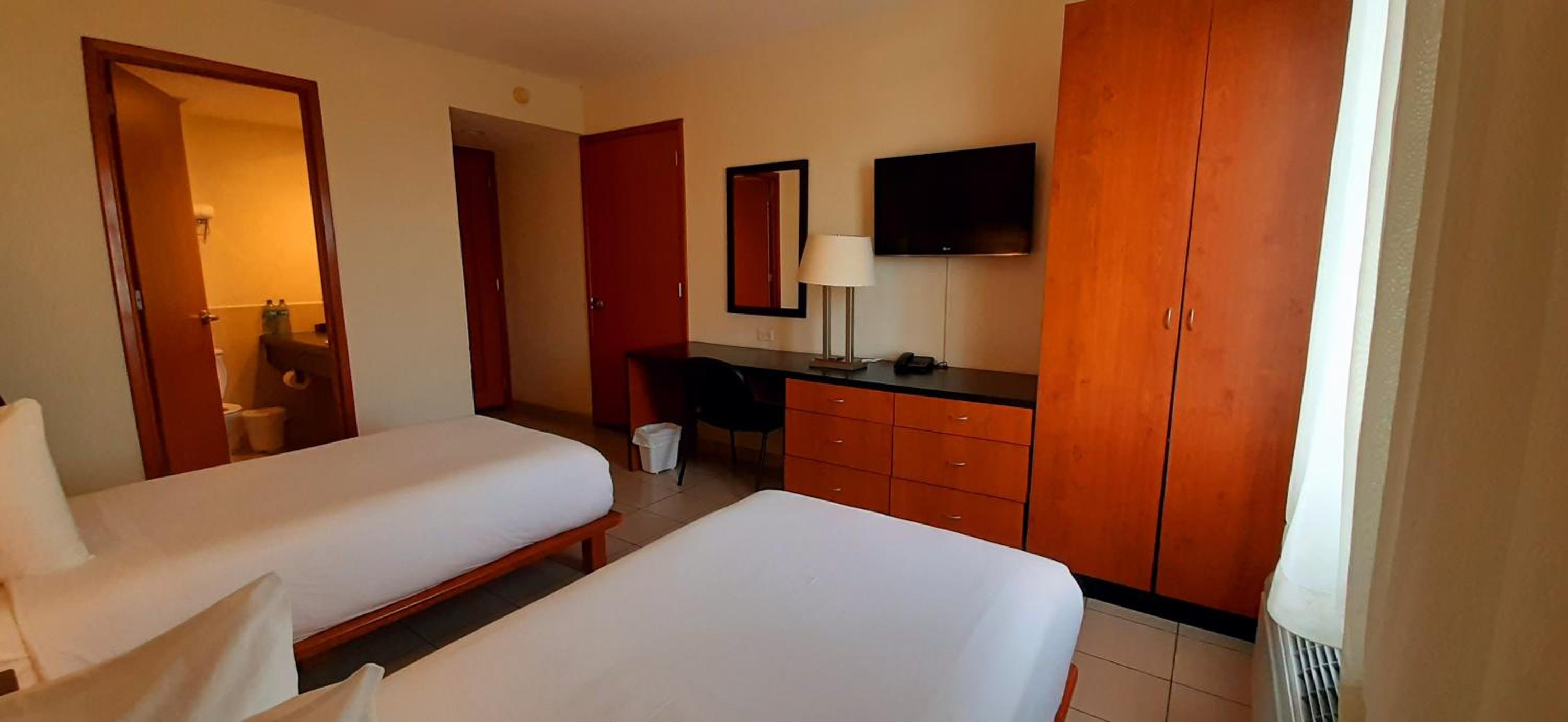 Twin Room - Photo 8