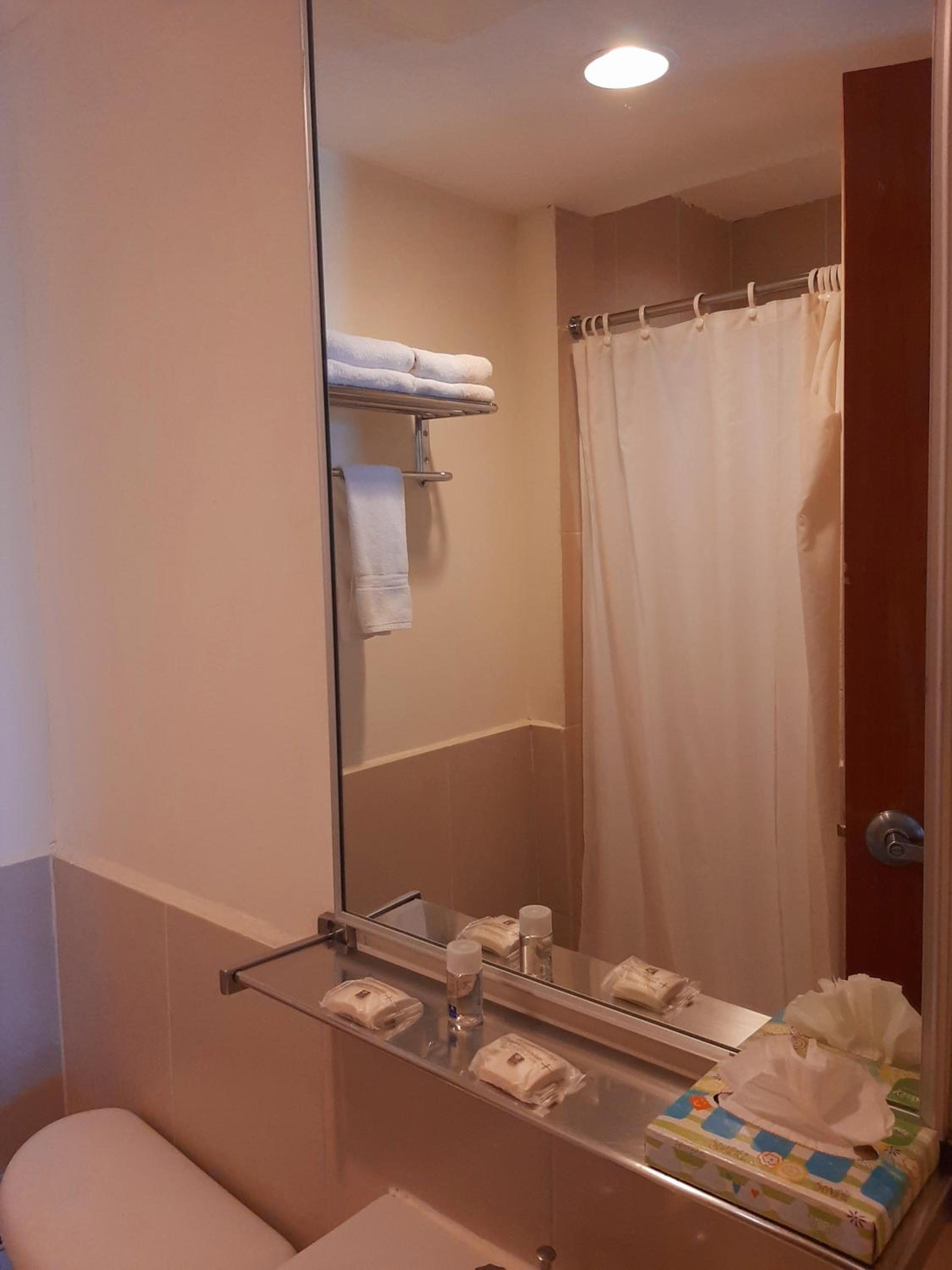 Queen Suite - Non-Smoking - Photo 8