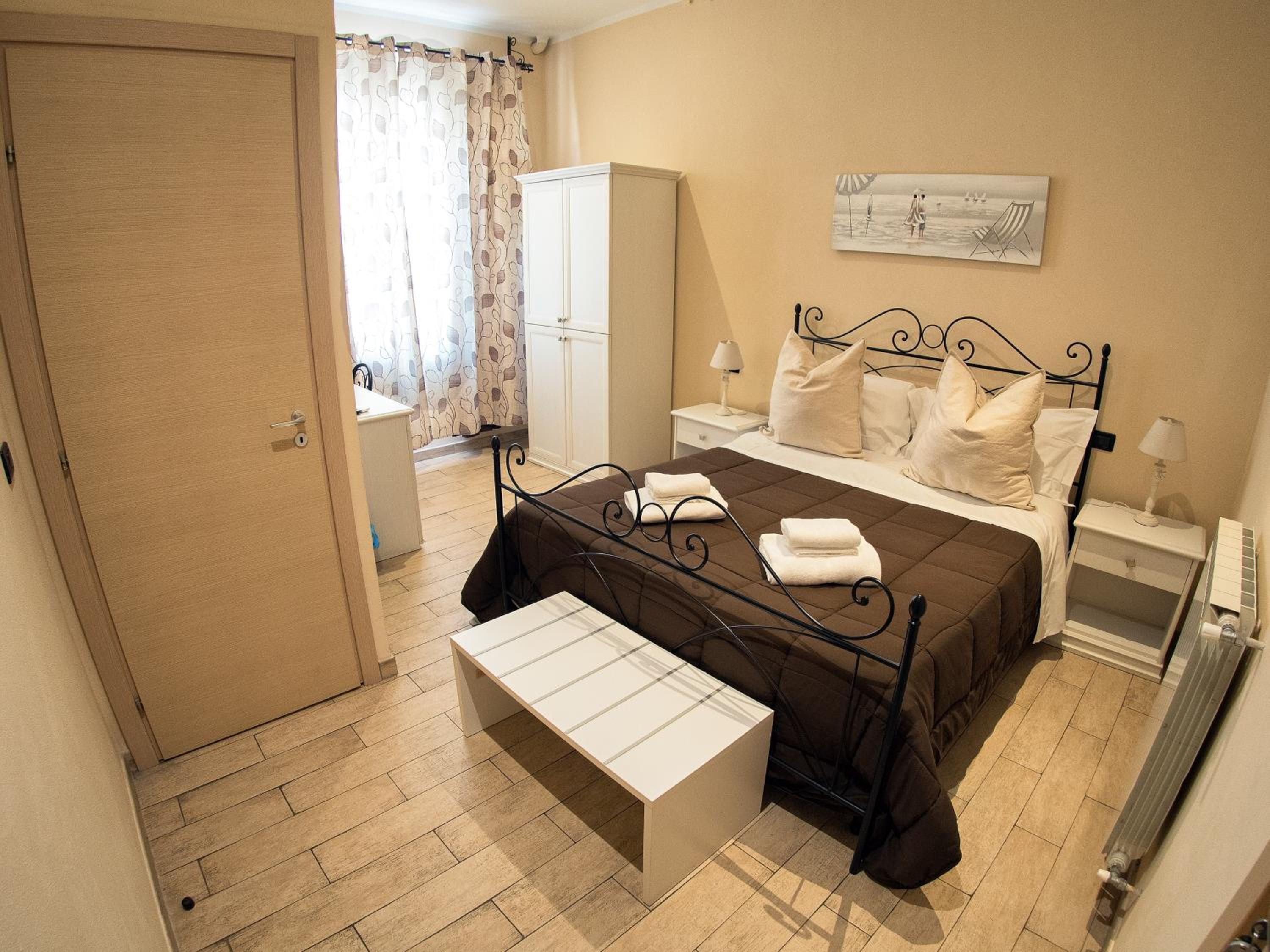 Double Room with Private Bathroom - Photo 13
