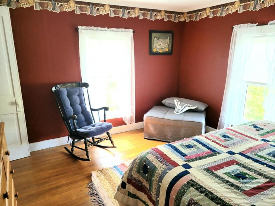 Double Room with Private Bathroom (Burgundy) photo 3