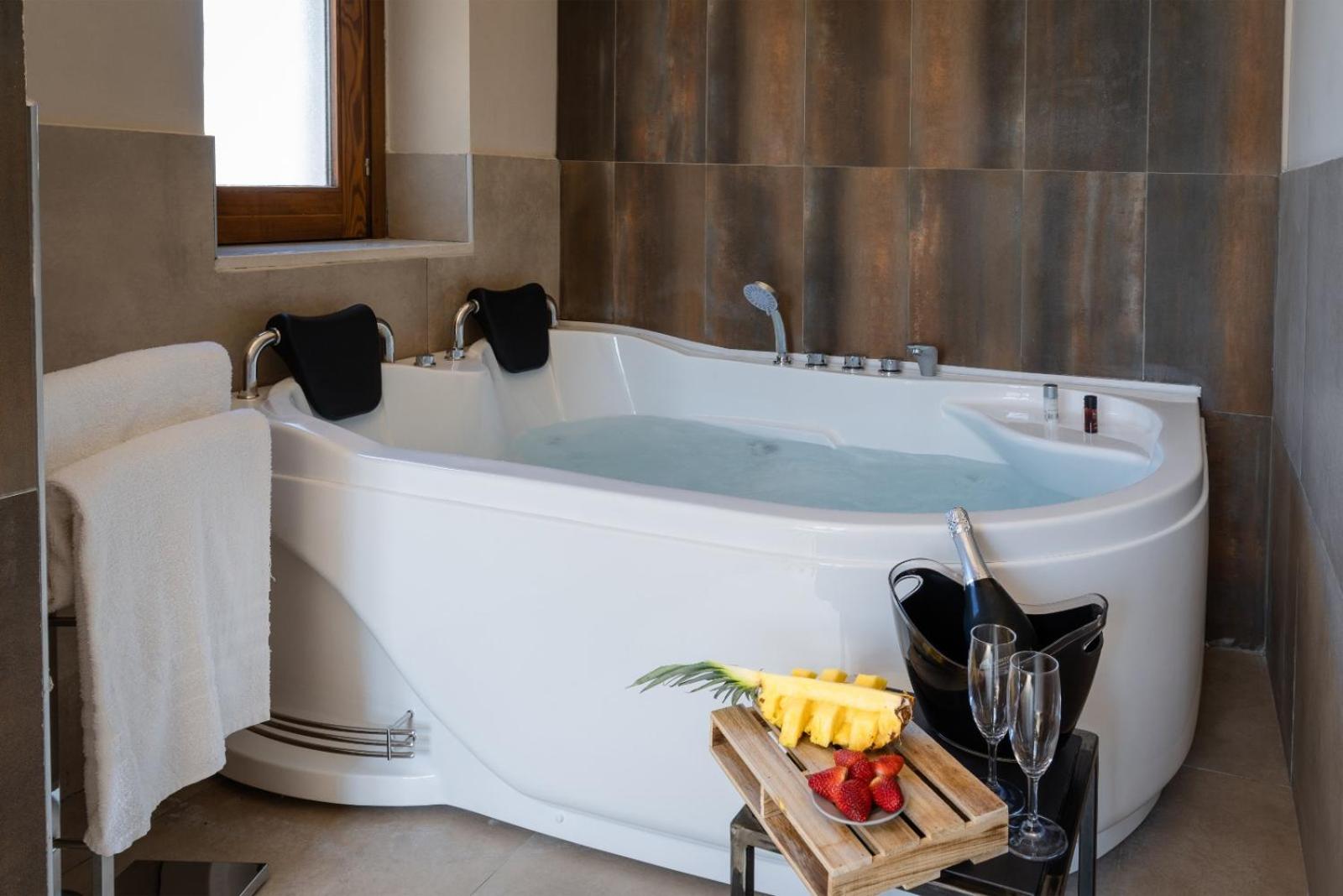King Suite with Spa Bath - Photo 5