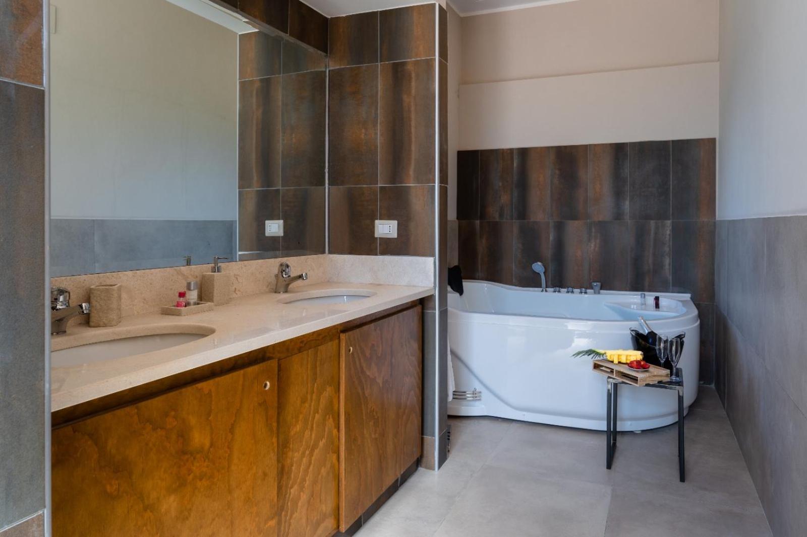 King Suite with Spa Bath - Photo 2