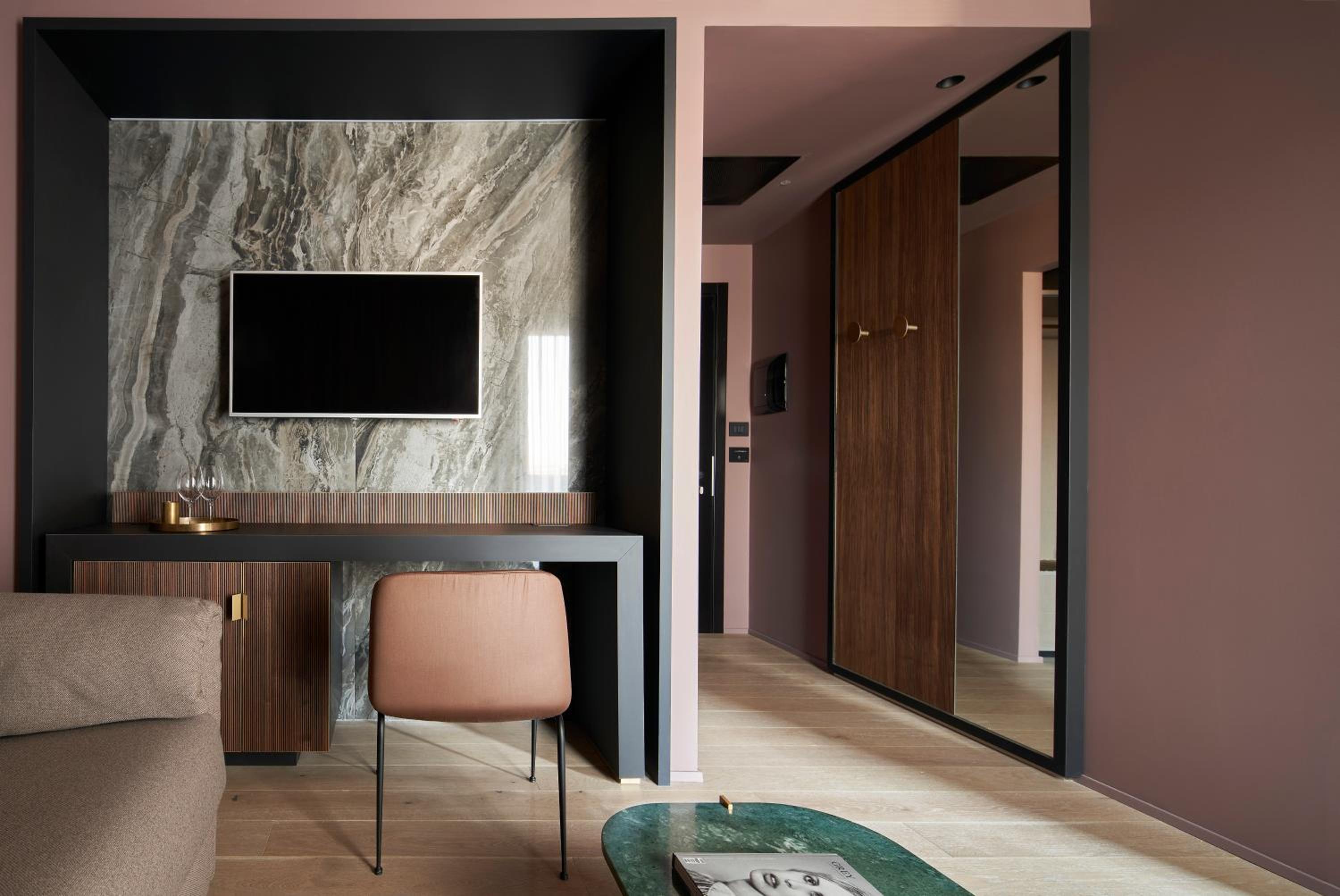 Suite - Photo 2