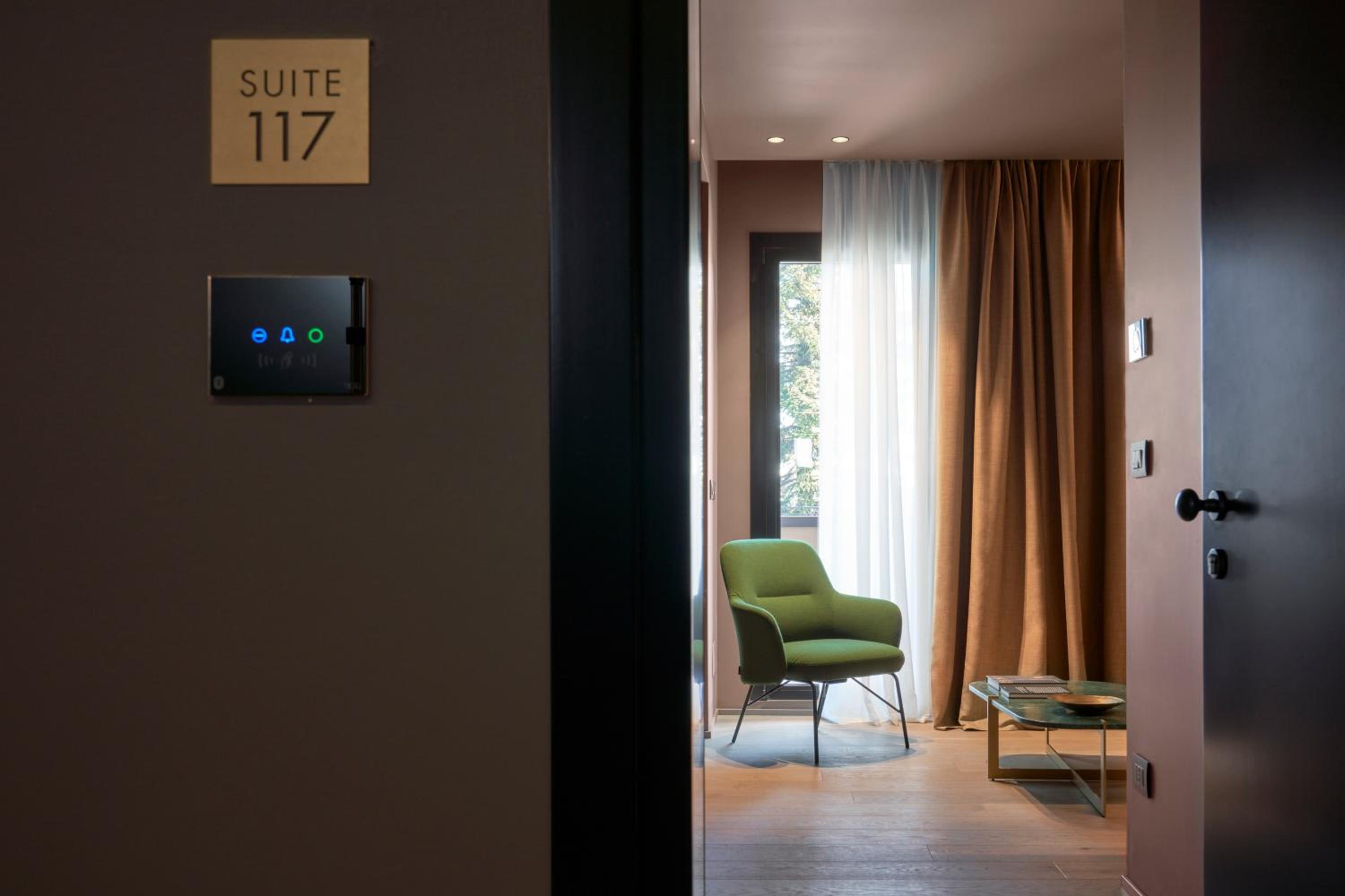 Suite - Photo 1