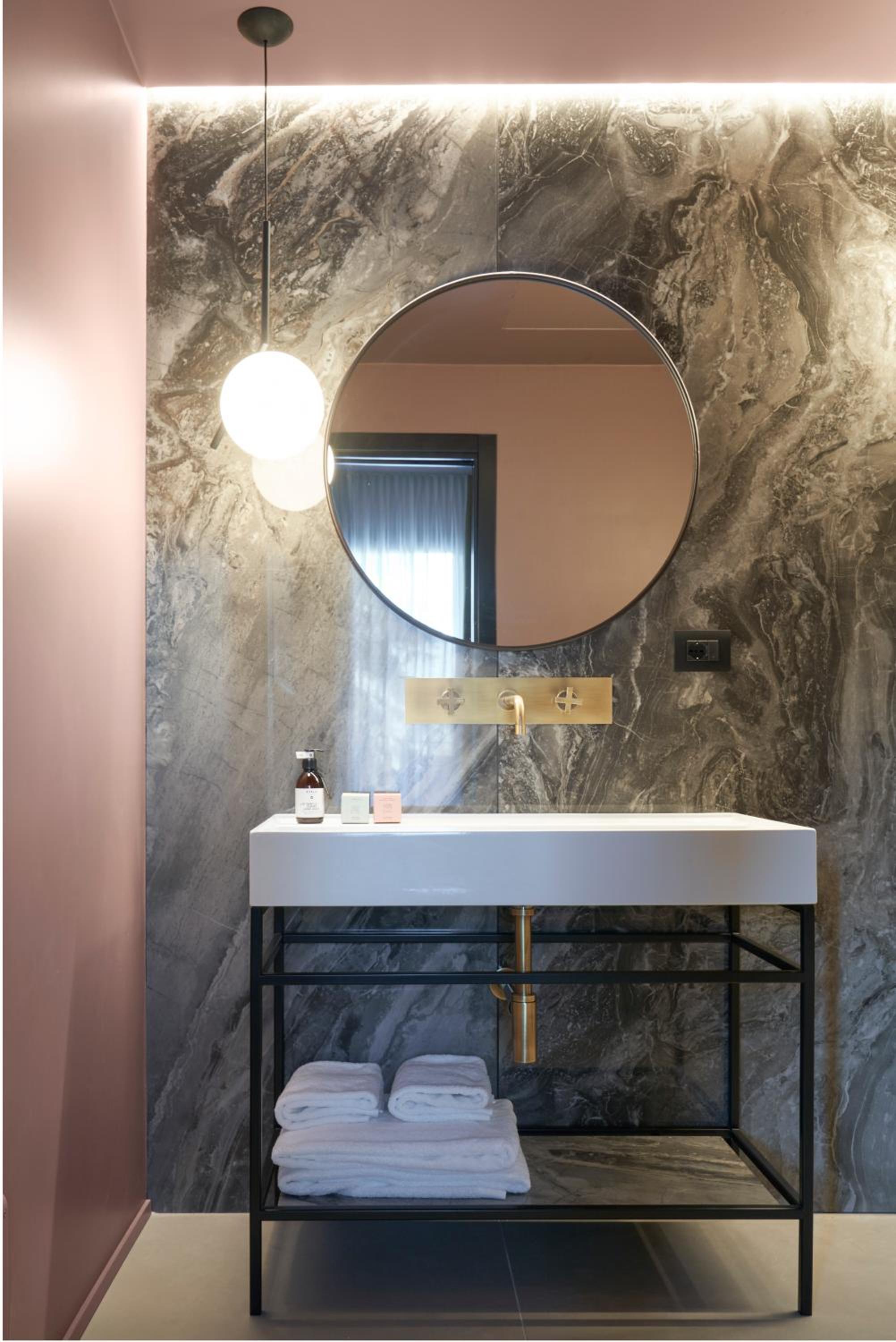 Suite - Photo 9