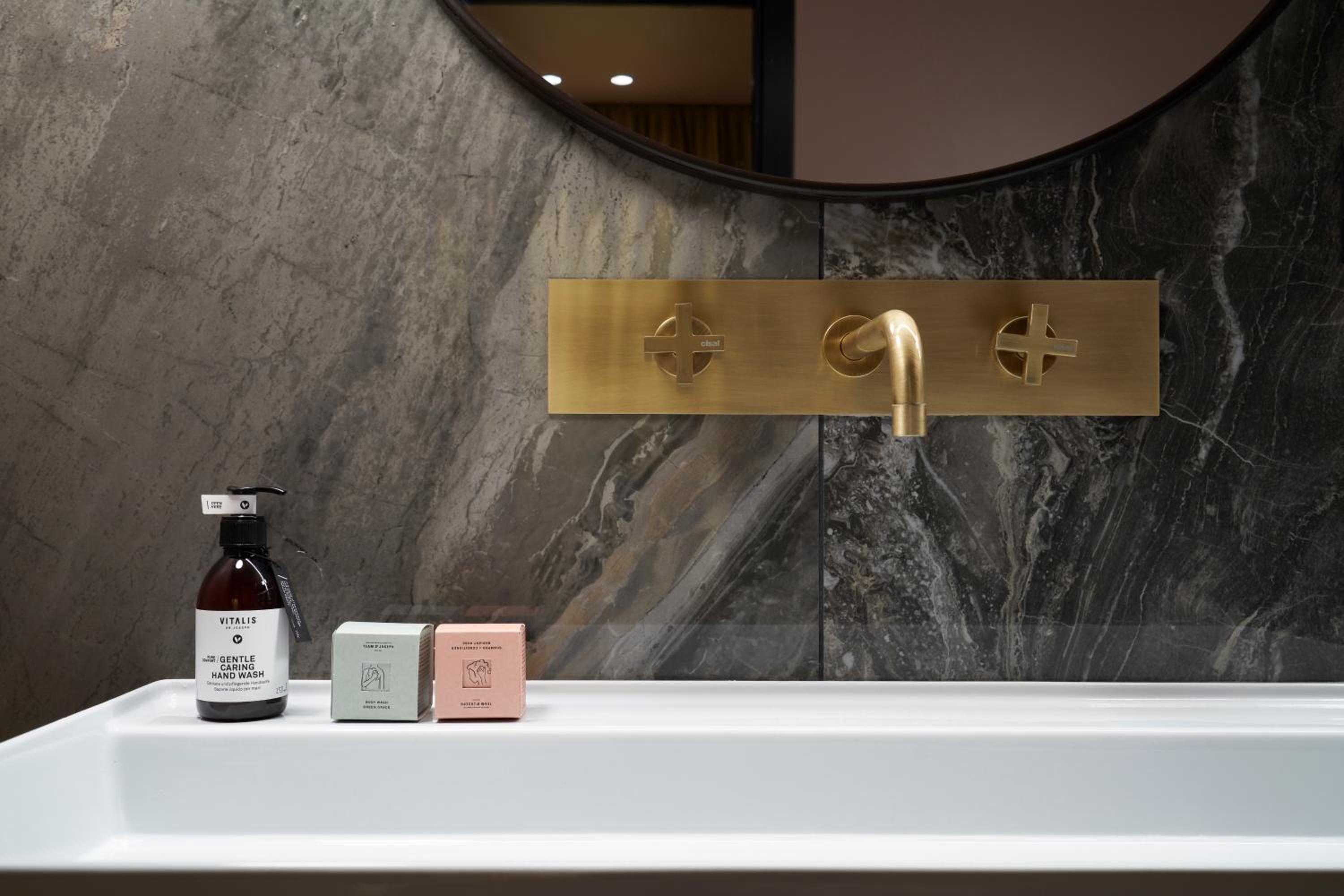 Suite - Photo 7