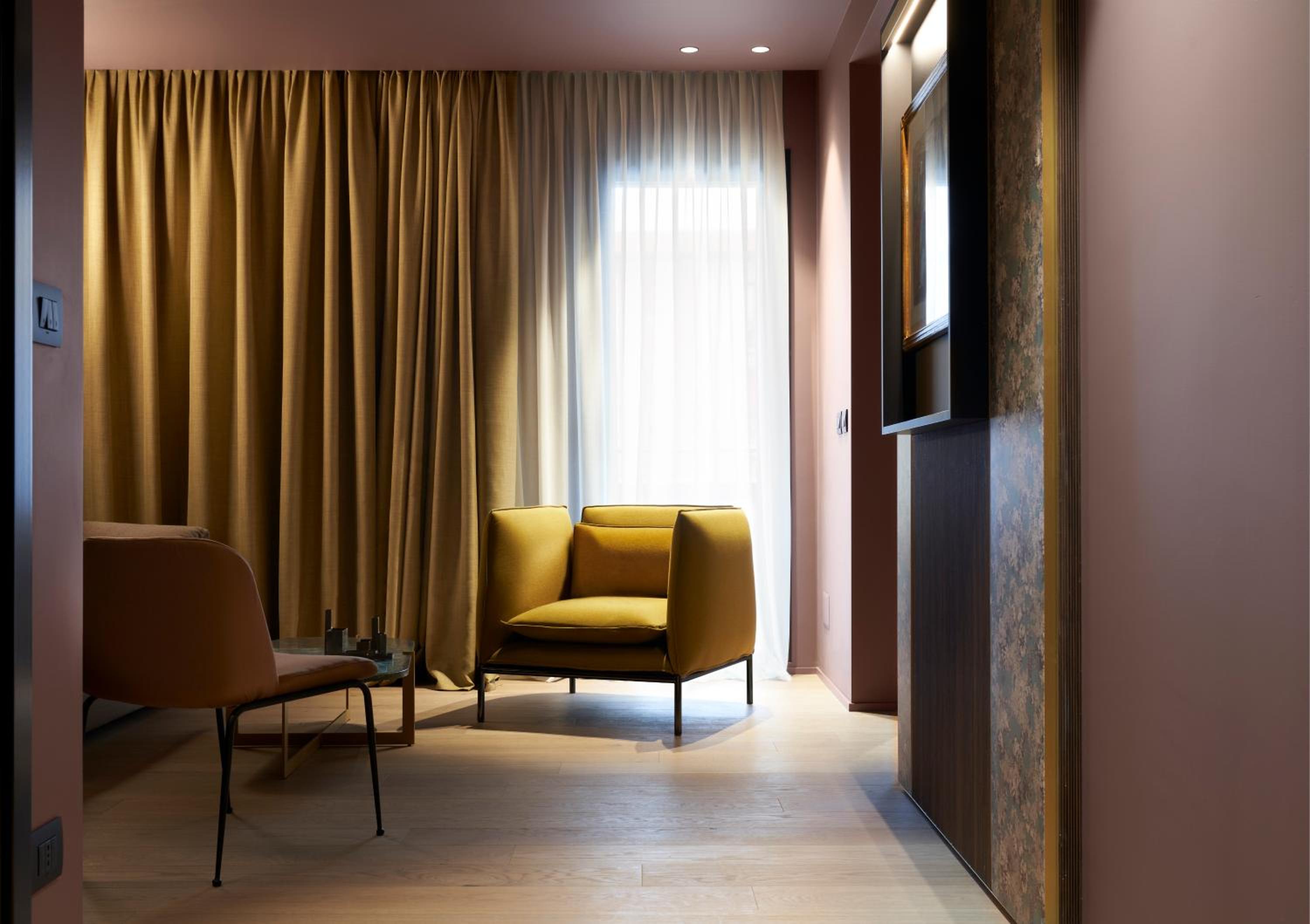 Superior Suite - Photo 9