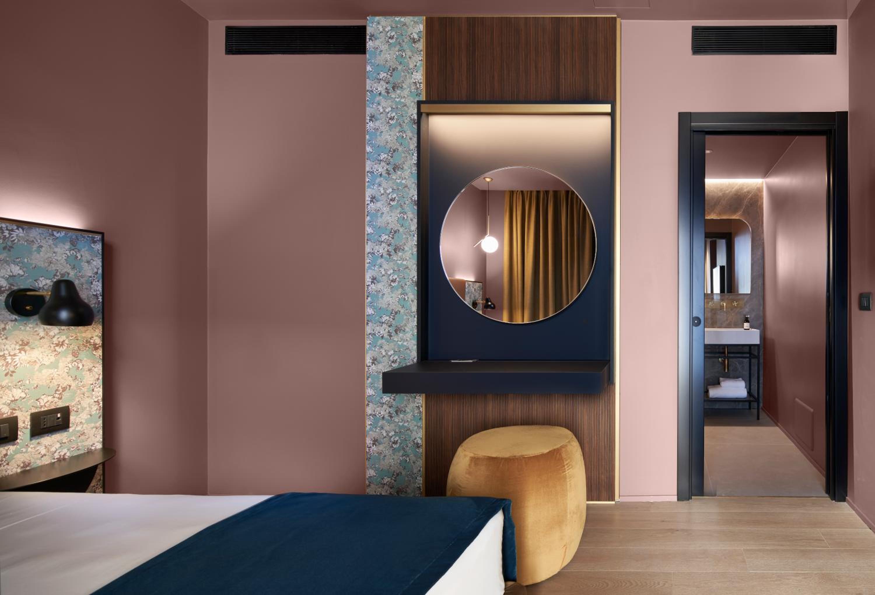 Superior Suite - Photo 11