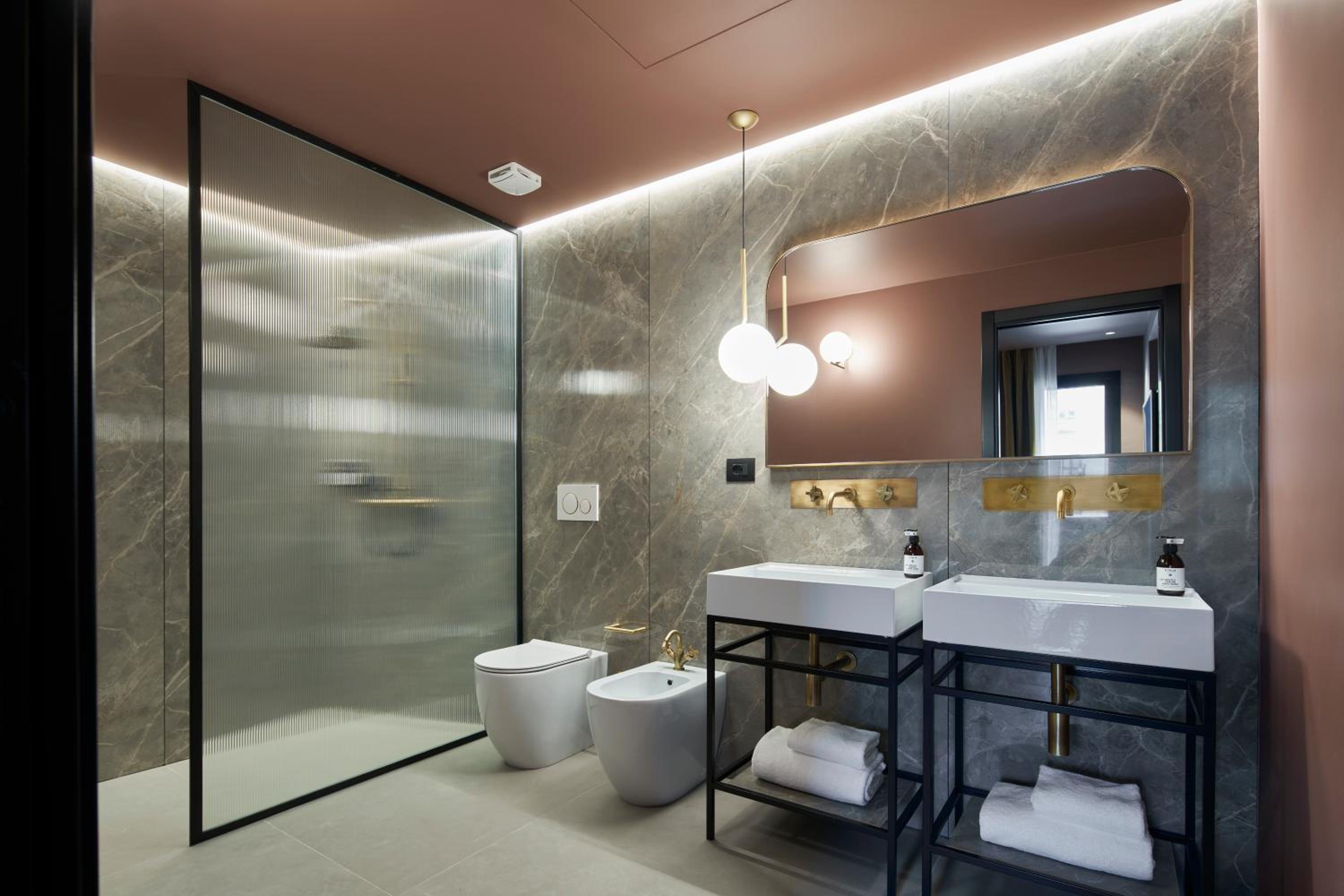 Superior Suite - Photo 6