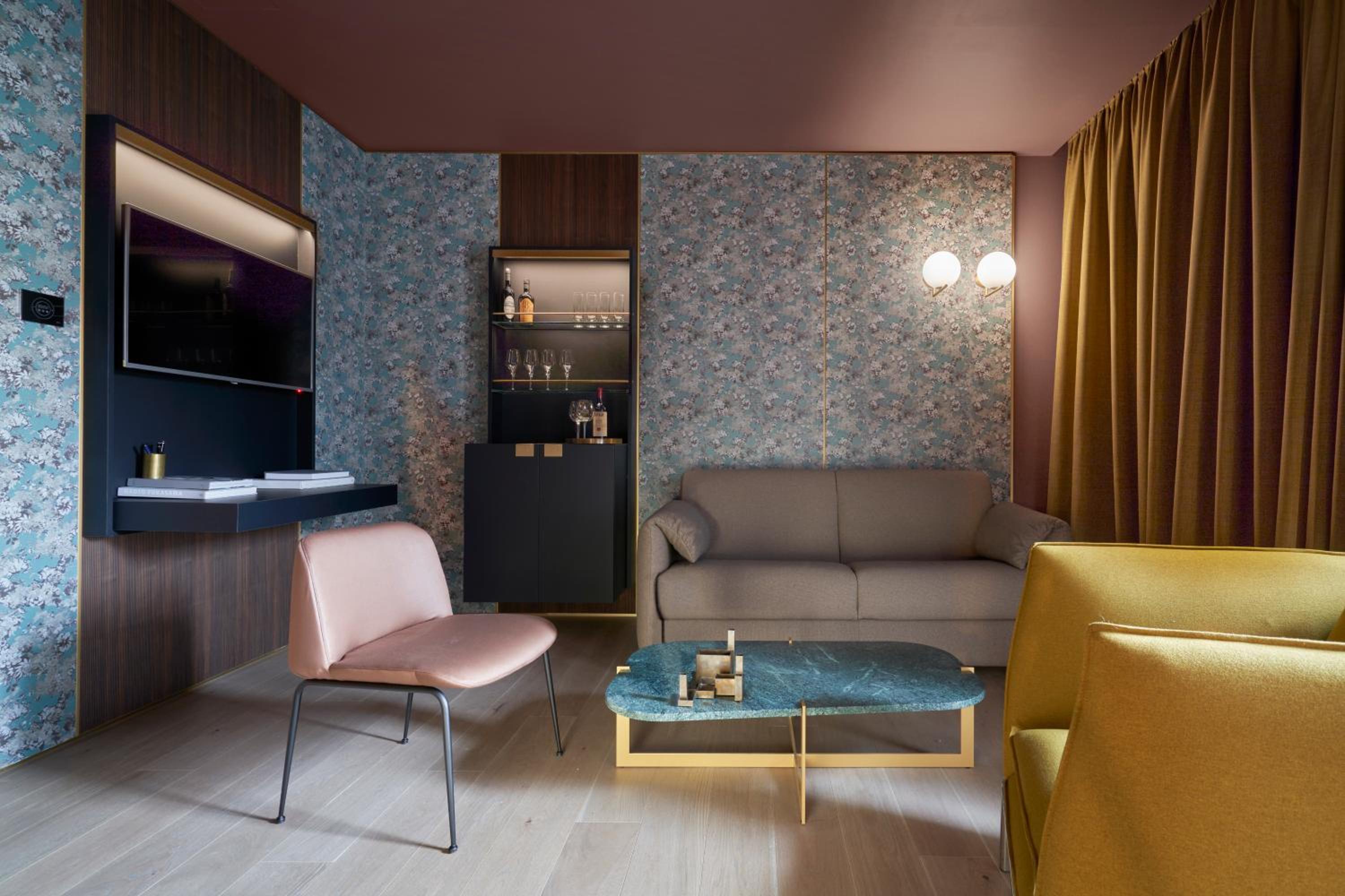 Superior Suite - Photo 12
