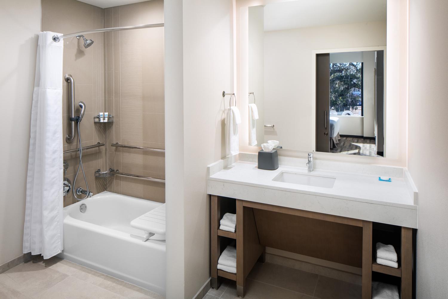 Den King Room with Roll-in Shower - Disability Access - Photo 3