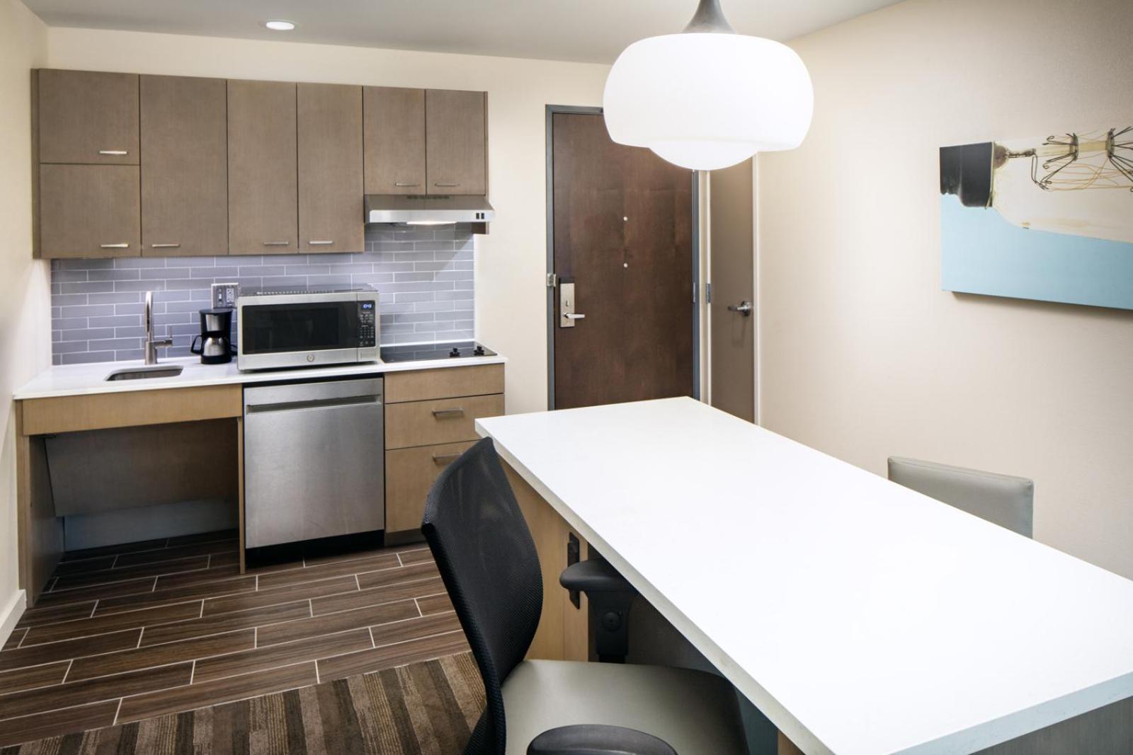 King Studio Suite with Sofa Bed and Roll-In Shower - Disability Access - Photo 2
